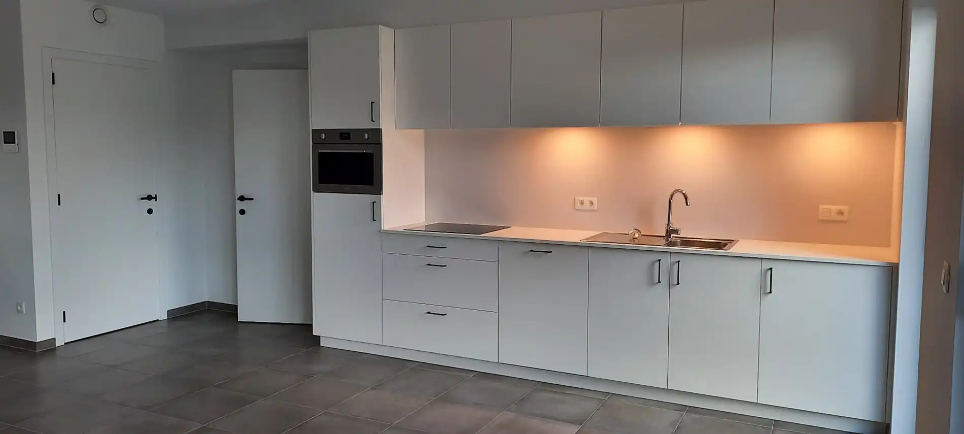 Een prachtig nieuwbouw gelijkvloers appartement met 2 slaapkamers, terras en inpandige autostandplaats. foto 4