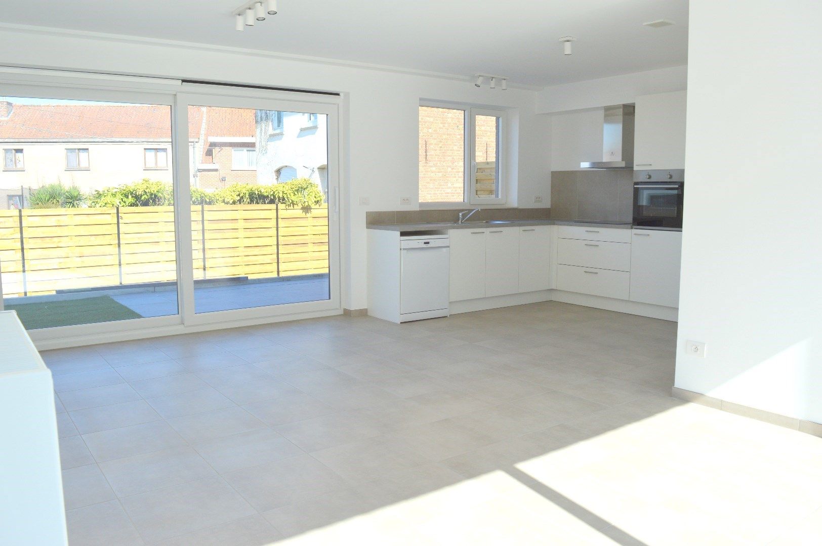 Nieuwbouwwoning te huur in Gullegem op een rustige en  kindvriendelijke locatie foto {{pictureIndex}}
