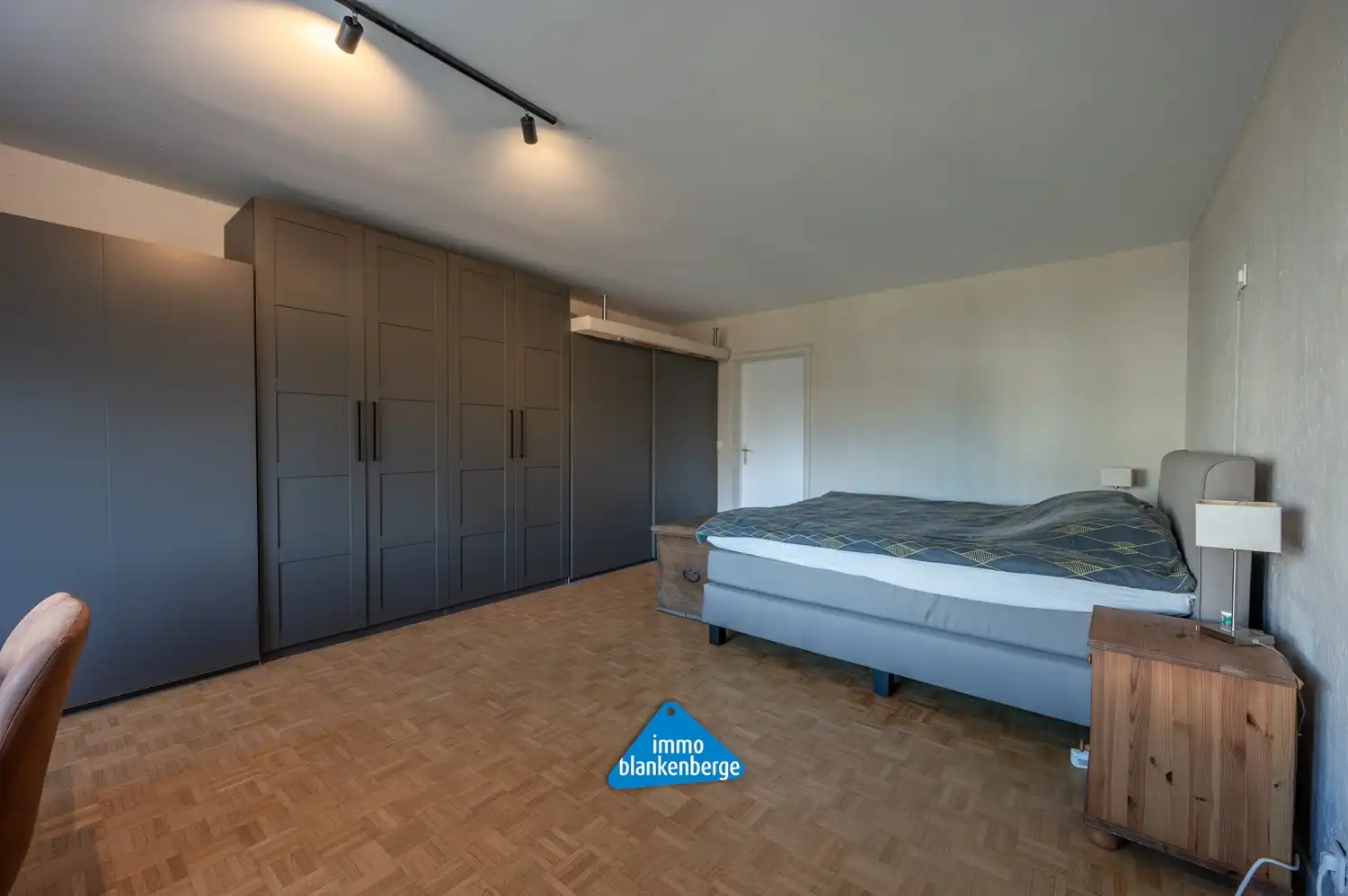 Zeer Ruim en Stijlvol gerenoveerd appartement van 232m² op een toplocatie vlak bij het strand. foto 17