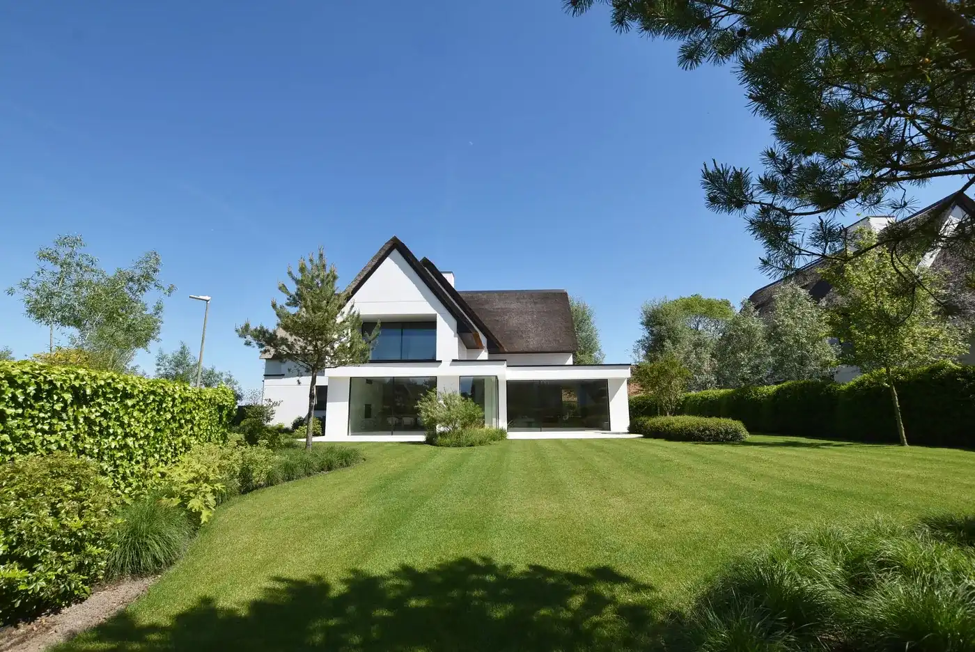 Exclusieve instapklare nieuwbouwvilla met open zichten en perfecte zuidwest oriëntatie. foto {{pictureIndex}}