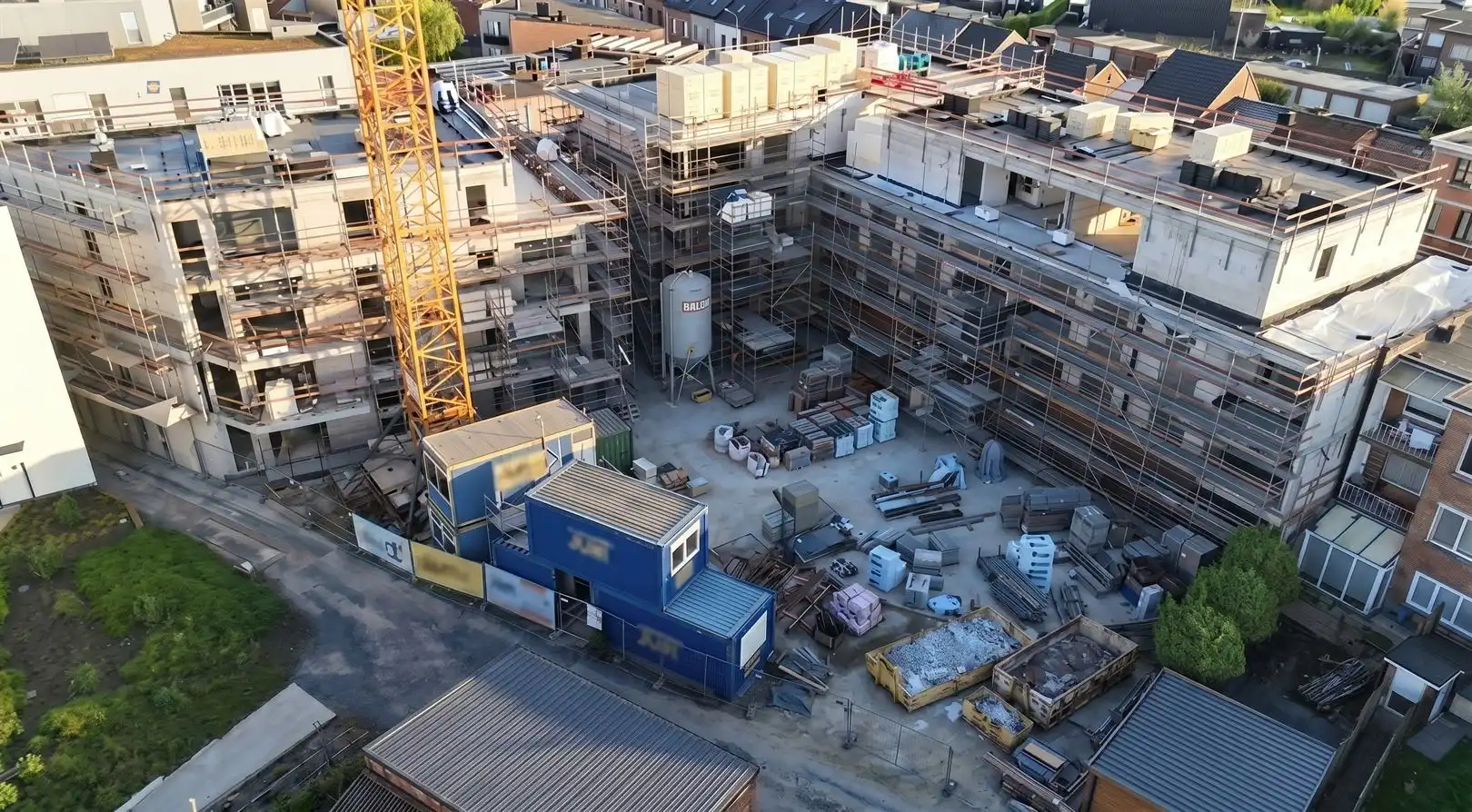 Lichtrijk appartement op de eerste verdieping met twee slaapkamers en buitenruimtes foto 2