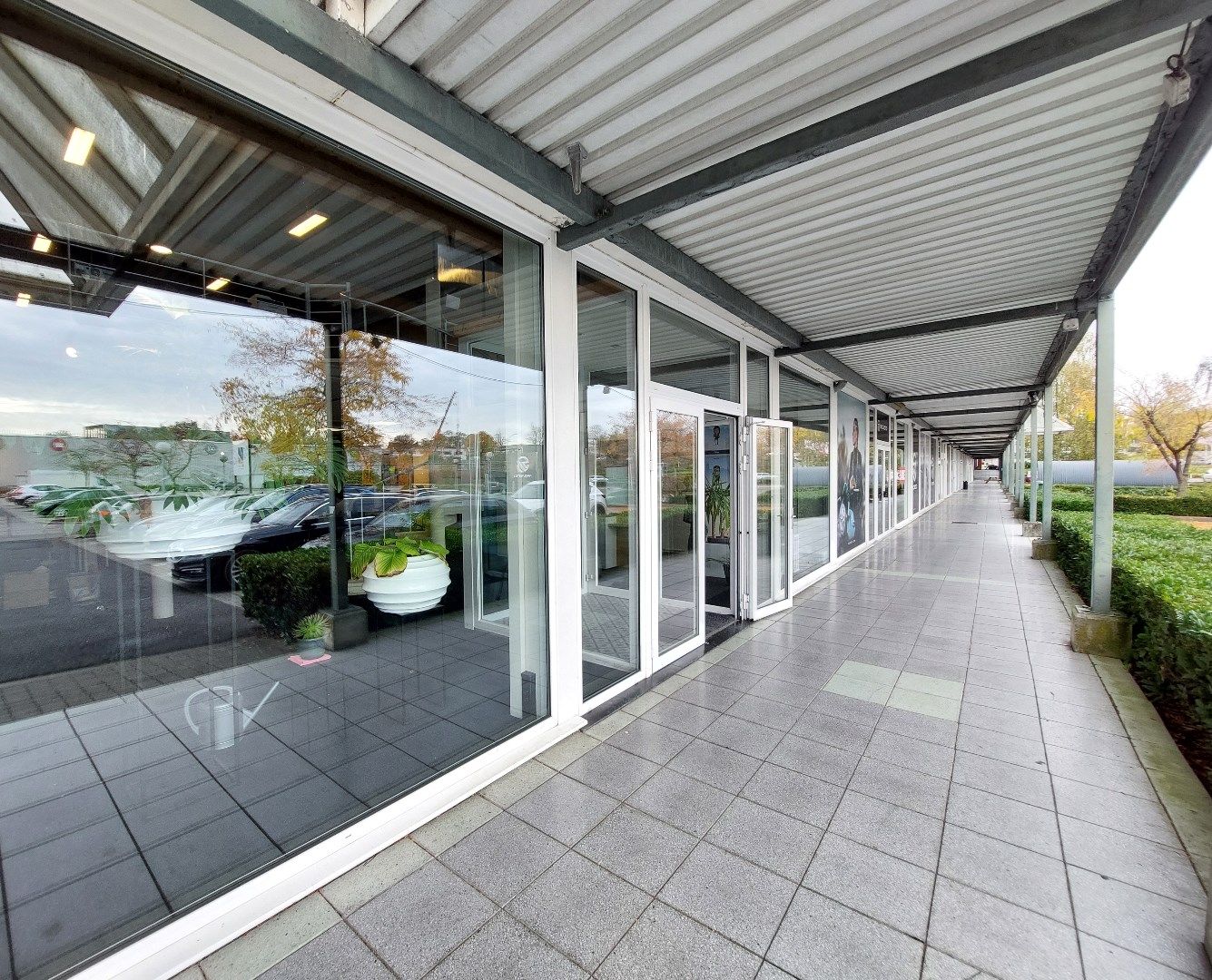 Instapklare Showroom van 500m² op commercieel centrum Pottelberg  foto {{pictureIndex}}