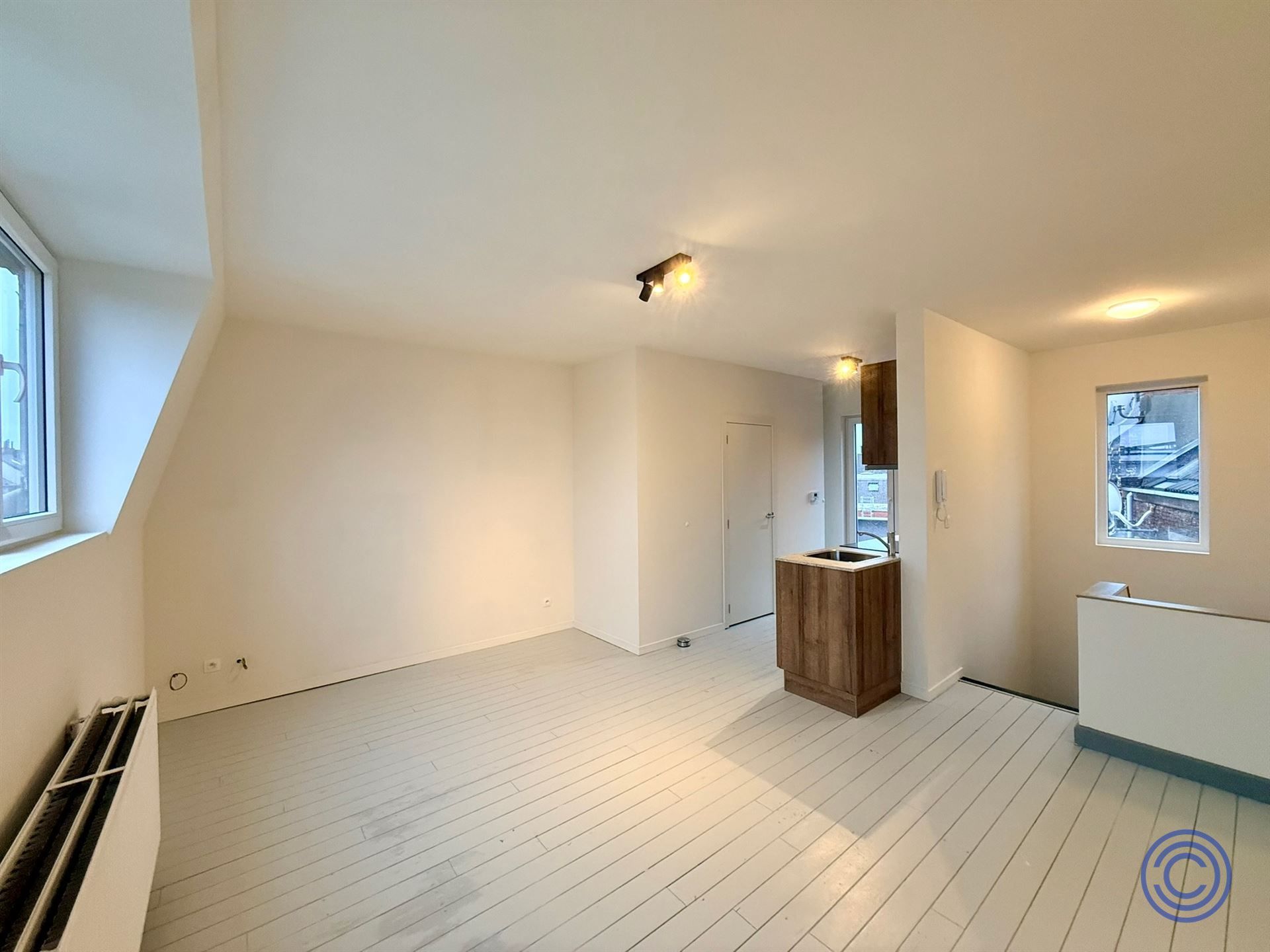 Gerenoveerde studio met gezellig terras! foto {{pictureIndex}}