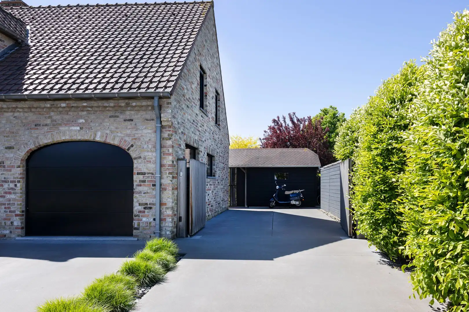 Lichtrijke woning met 3 kamers, garage, bureelhoek & zwembad. foto 20