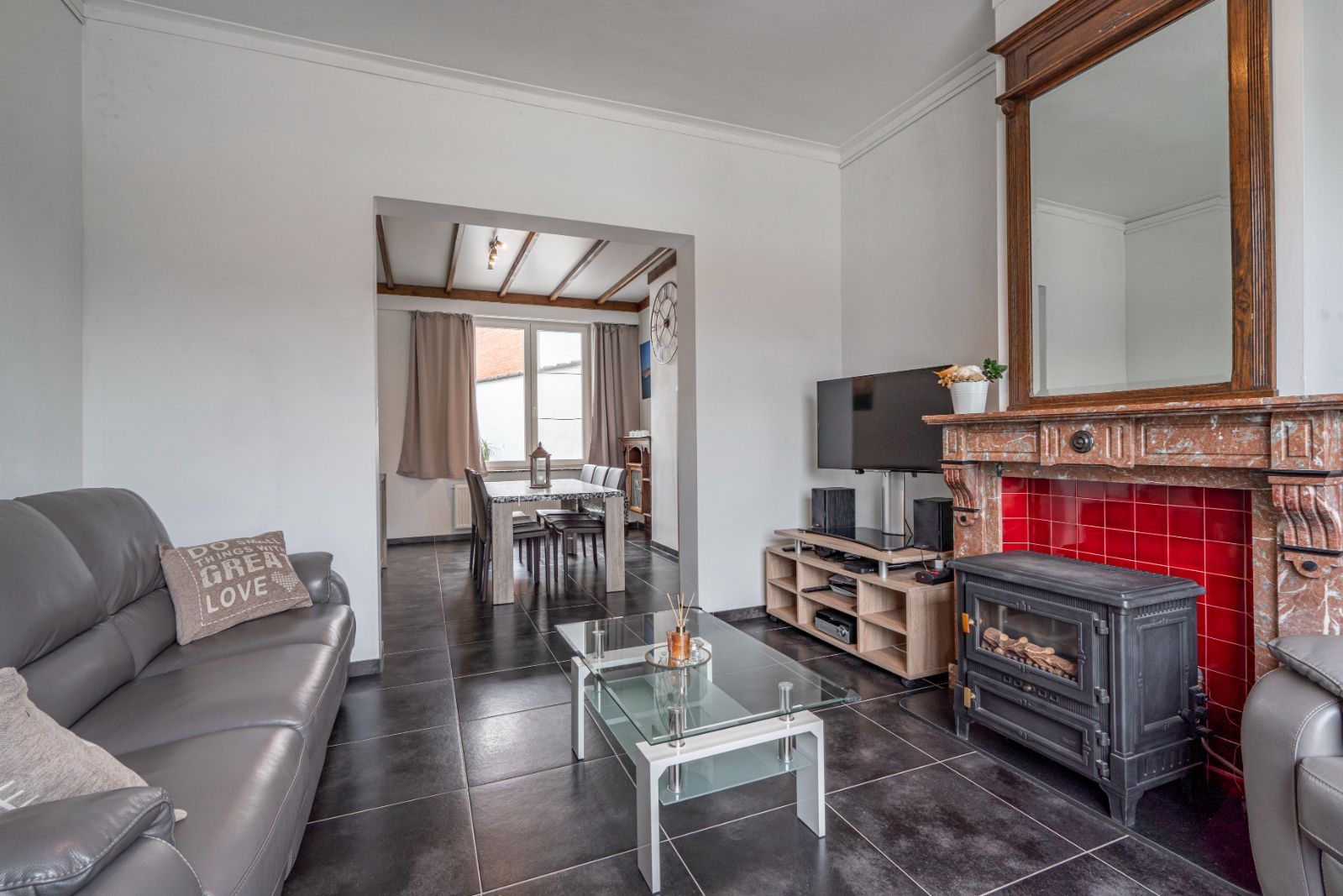 Instapklare woning met zonnepanelen en uitweg via achterliggende ruime garage! foto 4