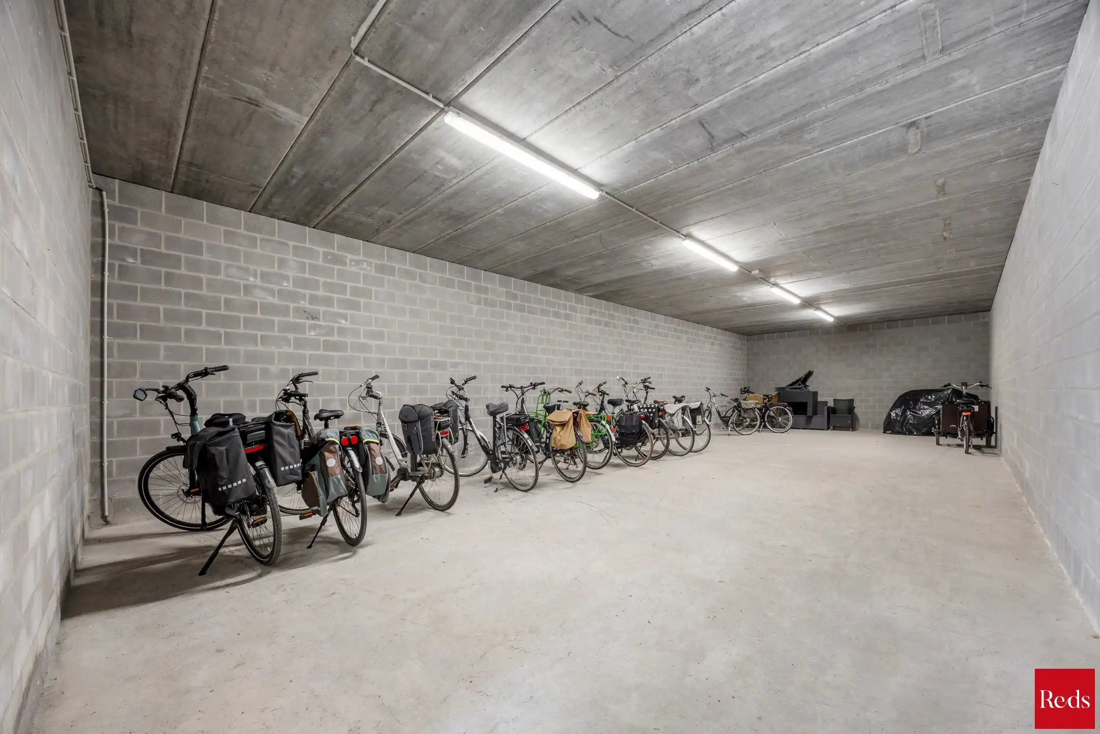 Stijlvol gelijkvloers appartement met tuin foto 31