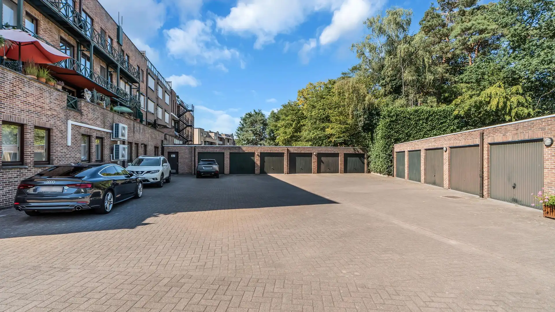 Instapklaar appartement met garage in Genk foto 10