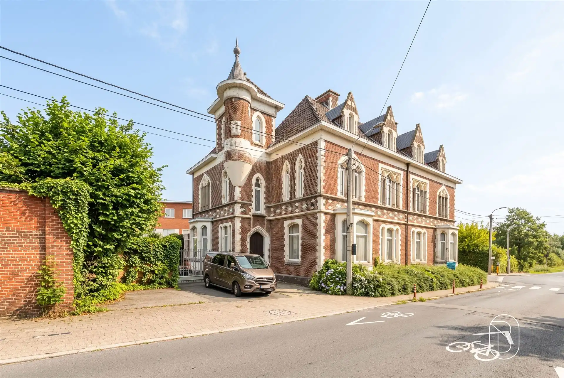 UNIEKE HERENWONING met OPRIT, GARAGES en TUIN foto 3