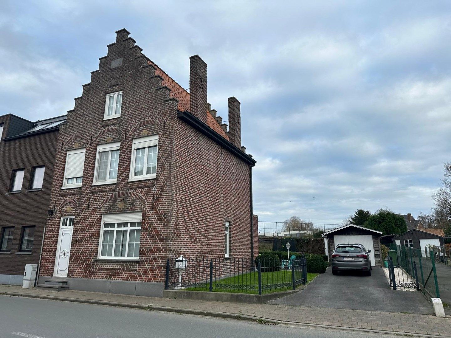 Ruime halfopen woning met 3 slaapkamers foto {{pictureIndex}}