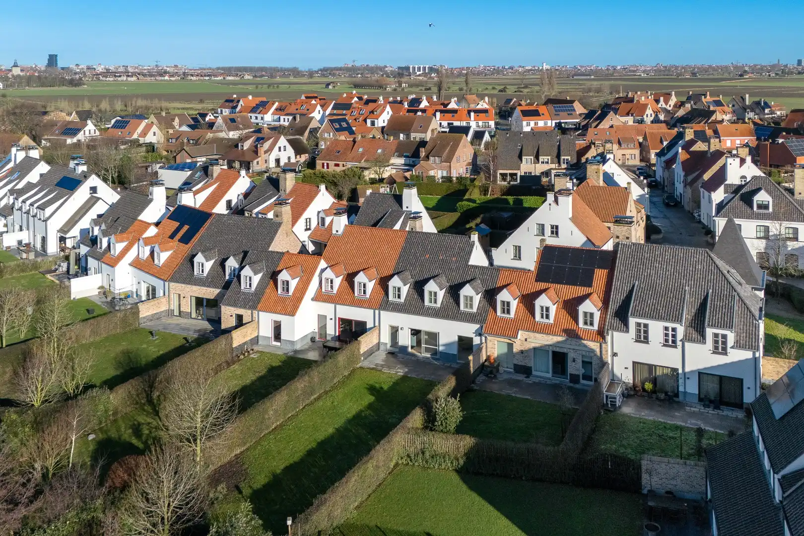 Ruime woning met vier slaapkamers en een grote tuin, gelegen in een rustige en aangename omgeving. foto {{pictureIndex}}
