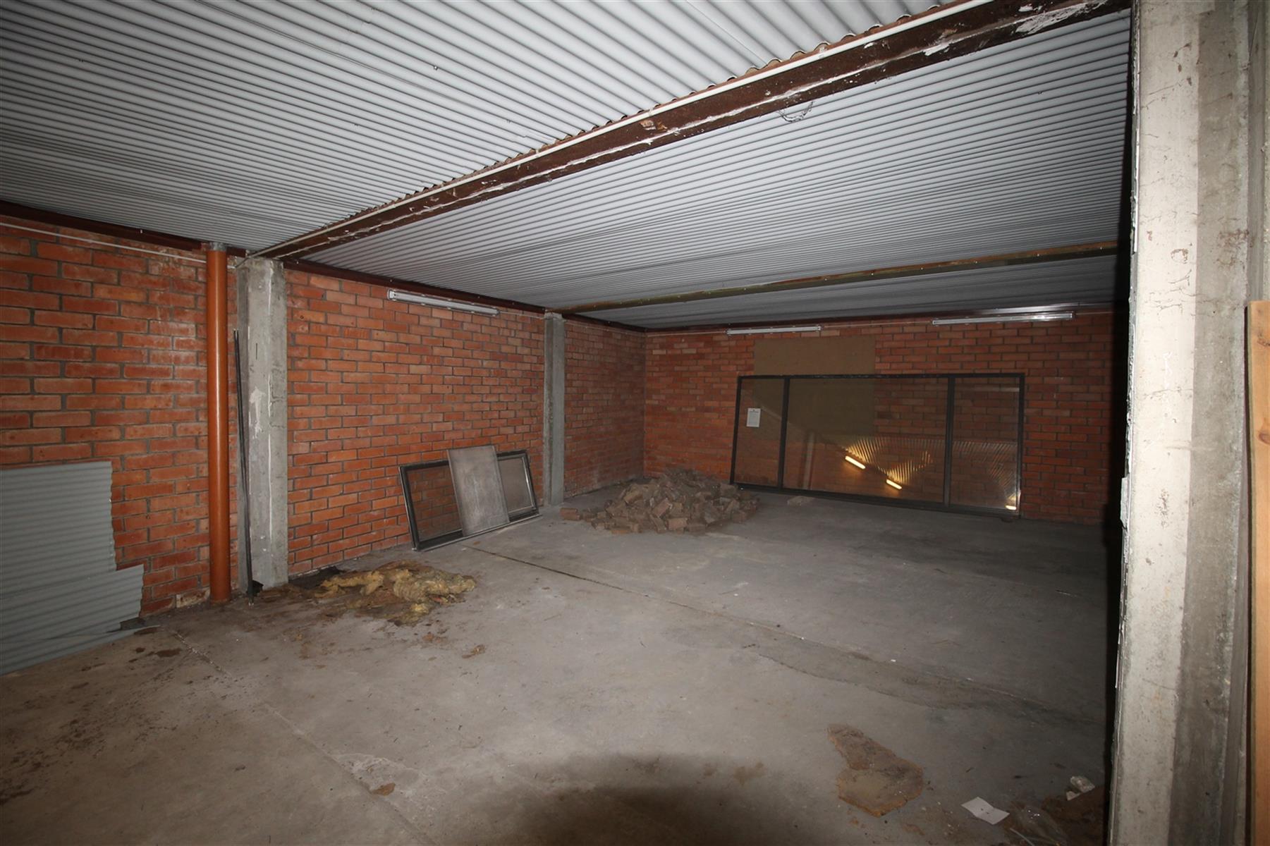 Opslagruimte in L--vorm van ongeveer 200m² links achteraan - met de opslagruimte rechts achteraan. foto 8