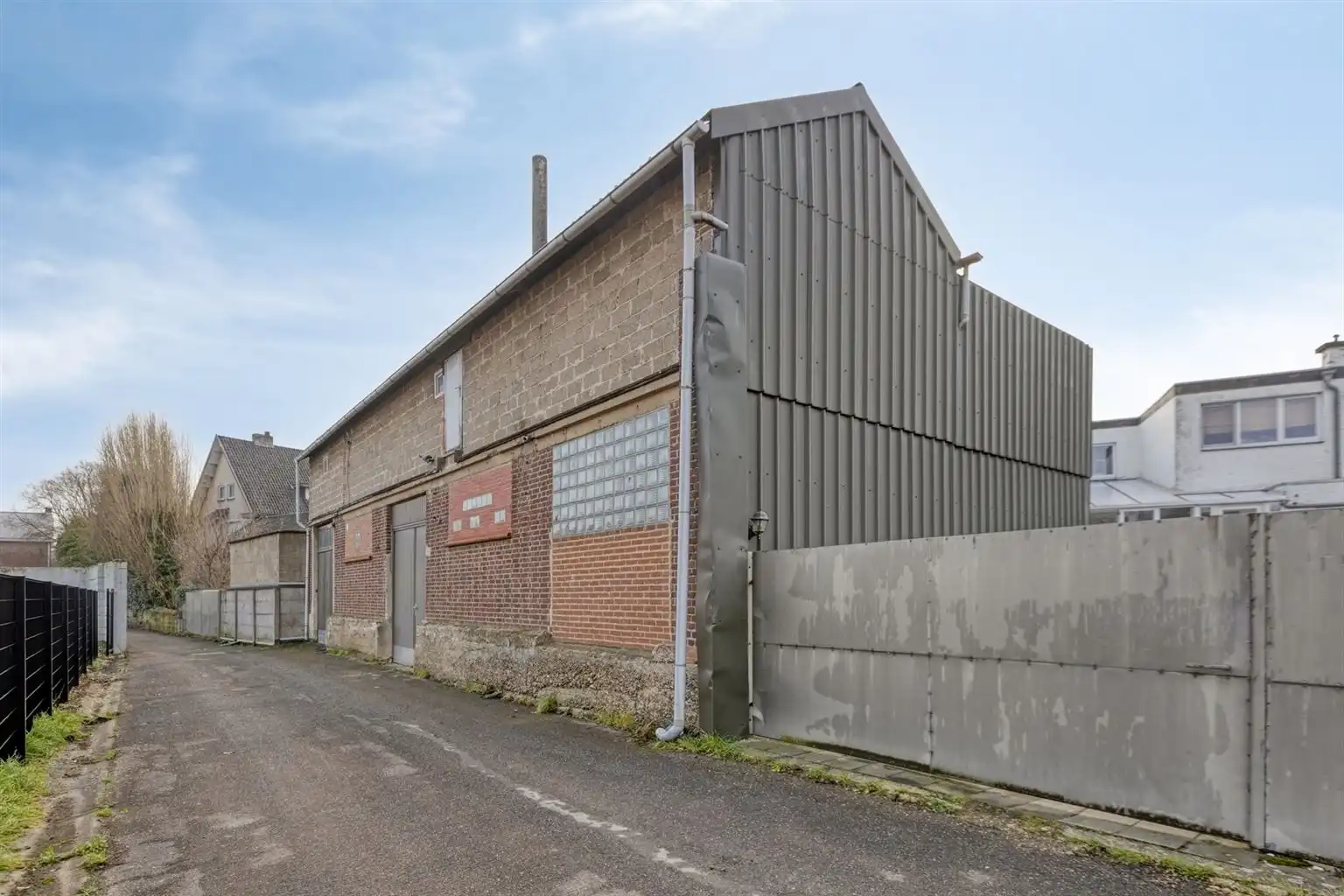 Ruime halfopen stadswoning met 3 slaapkamers, gezellige binnenkoer en achterliggende loods in het centrum van Maaseik. foto 28