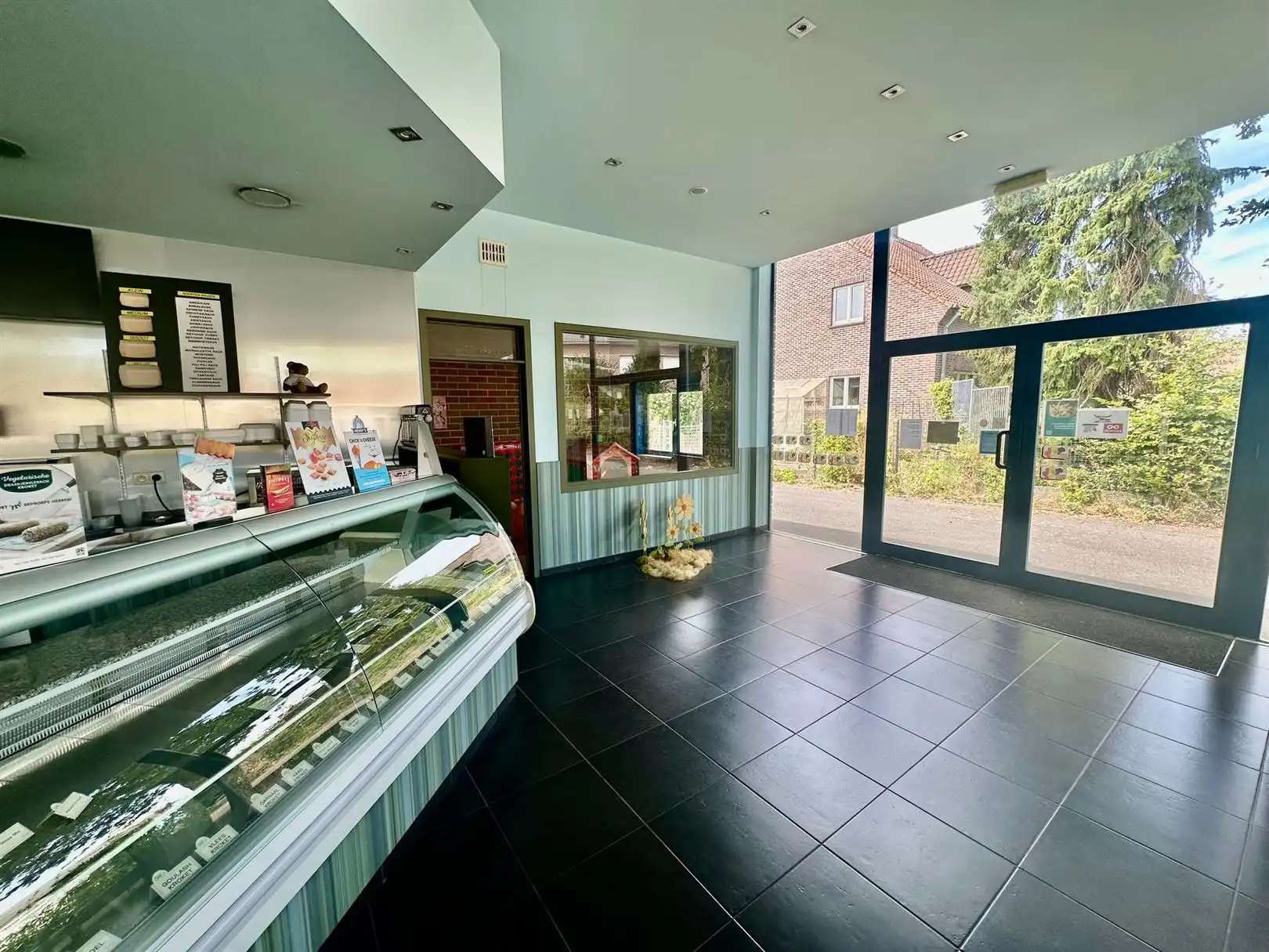 Handelspand met groot magazijn foto 3