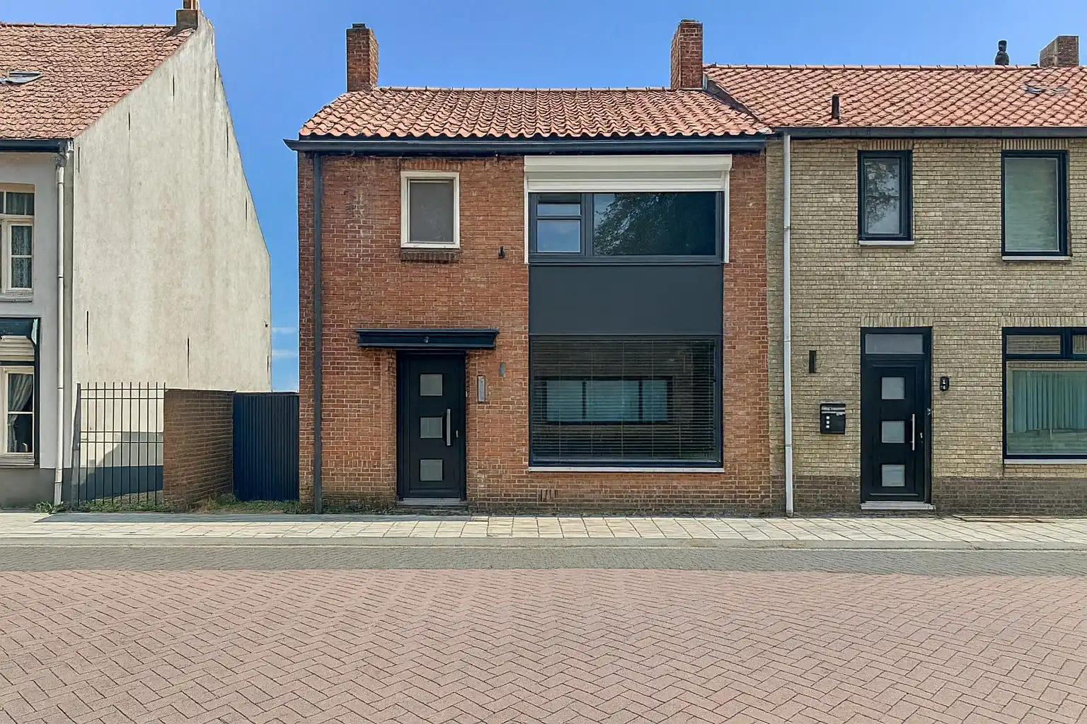 Gerenoveerde half vrijstaande woning met royale tuin en dubbele garage. foto 4