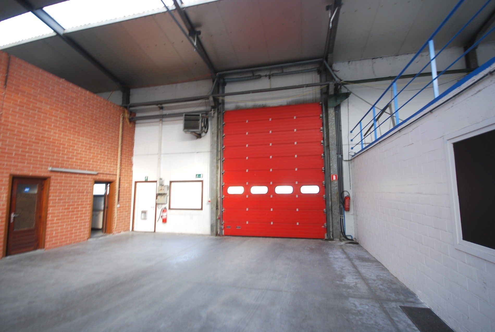 VEELZIJDIGE RUIME LOODS VAN 1150 M² MET BURELEN EN TOONZAAL  foto 3