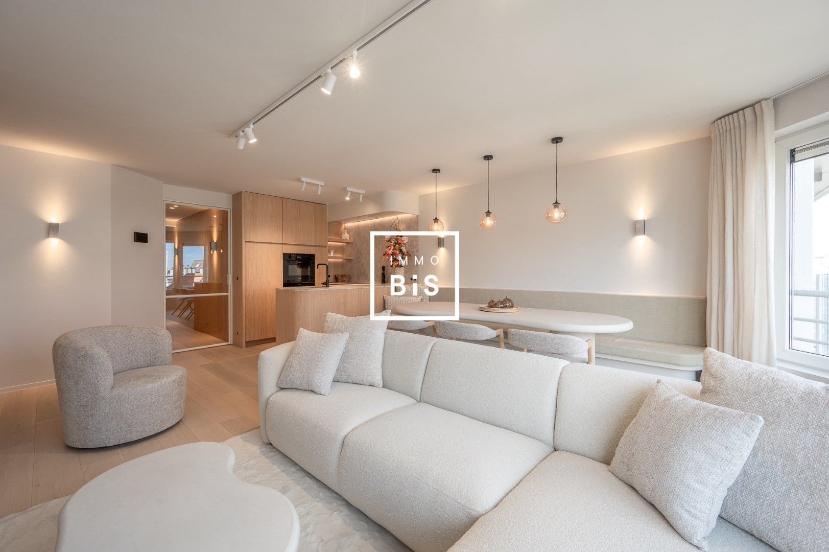 Luxueus gerenoveerd appartement centraal gelegen op enkele stappen van de zeedijk foto {{pictureIndex}}