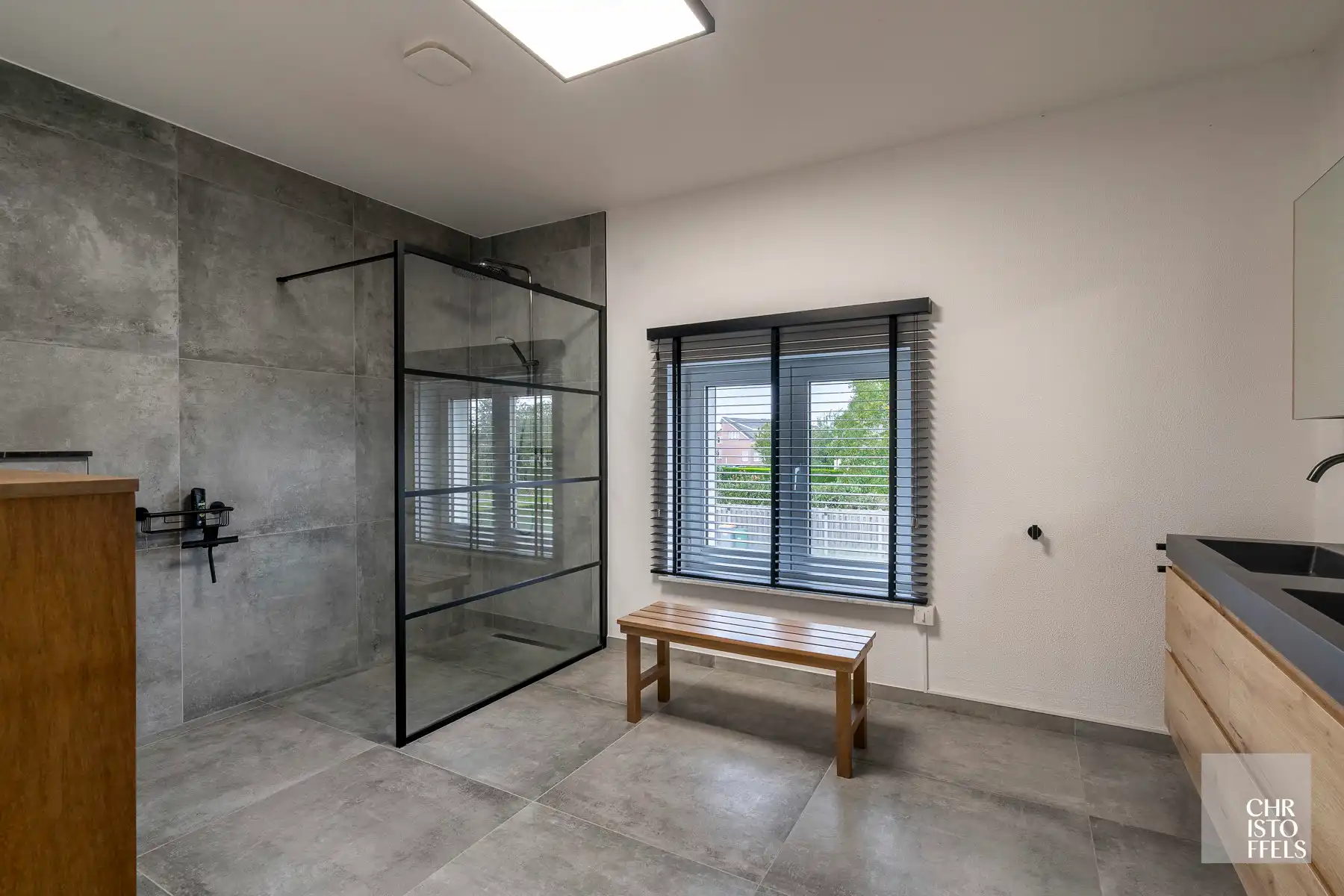 Uitzonderlijk ruime (440m²!) en volledig gerenoveerde woning met commerciële topligging en tal van mogelijkheden in Lanaken! foto 17