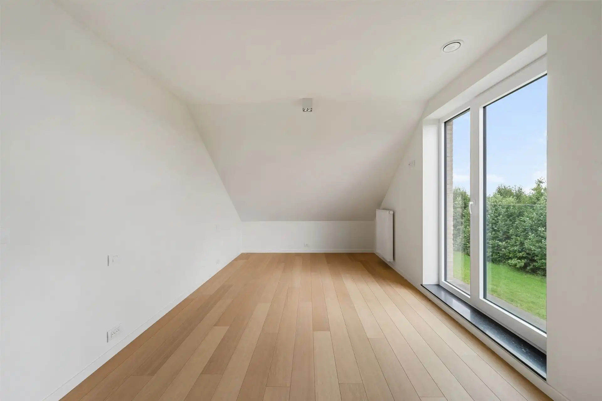 Topgelegen grote woning met 4 slk, omheinde tuin en garage. foto 17