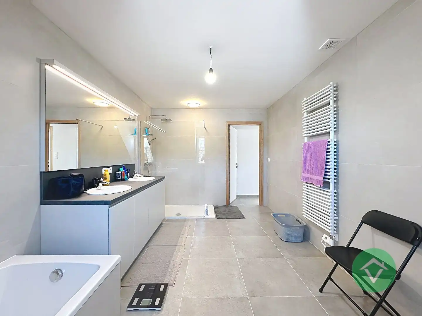 Moderne nieuwbouw tussenwoning met drie slaapkamers en garage in Moere foto 15