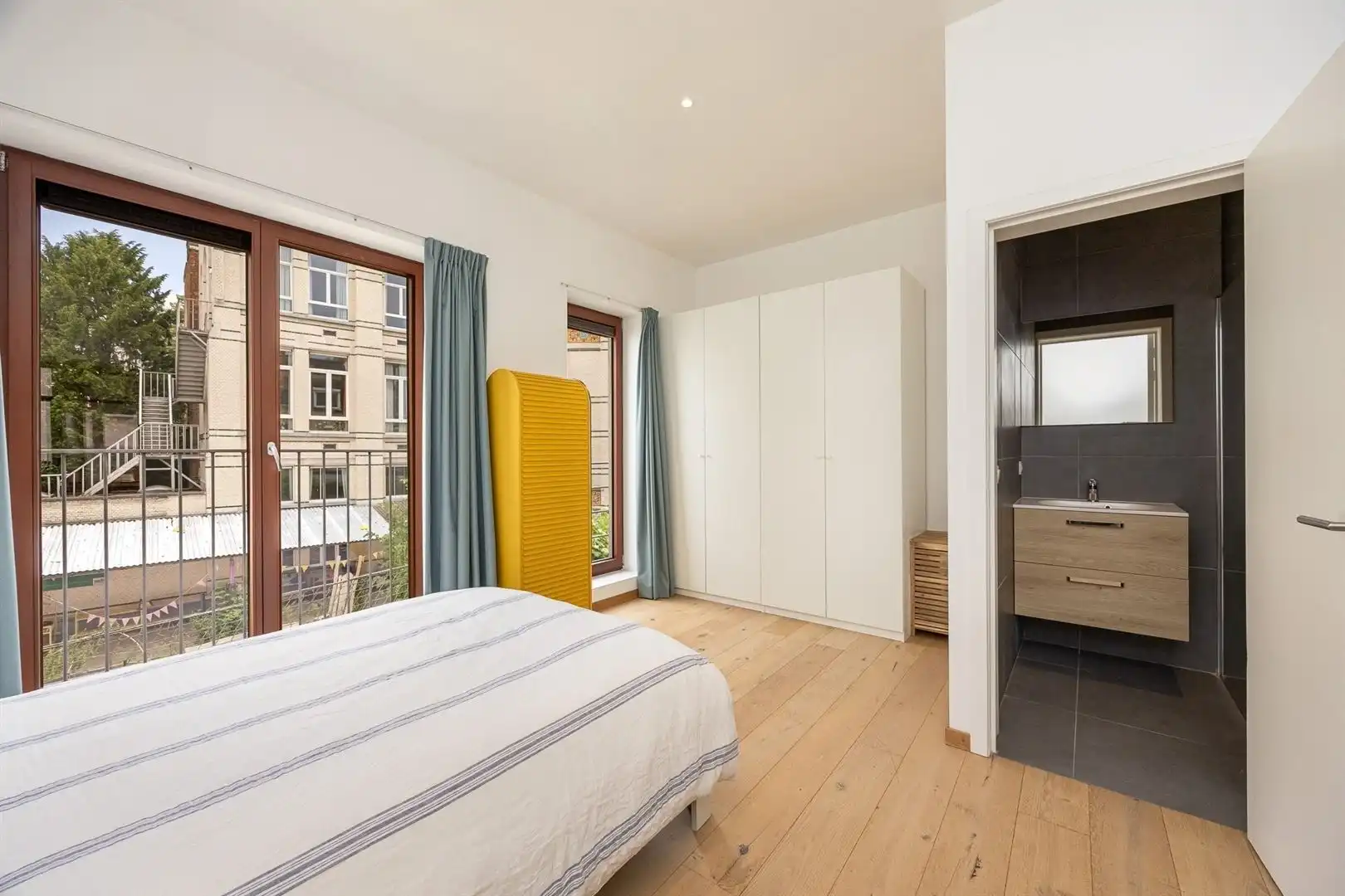 Bemeubeld of leeg appartement op top locatie met warmtepomp en airco foto 9
