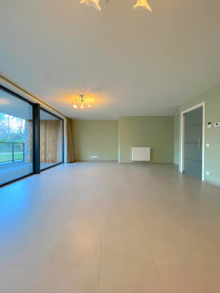 Recent appartement met ruim terras in groen kader te Aalst foto 3