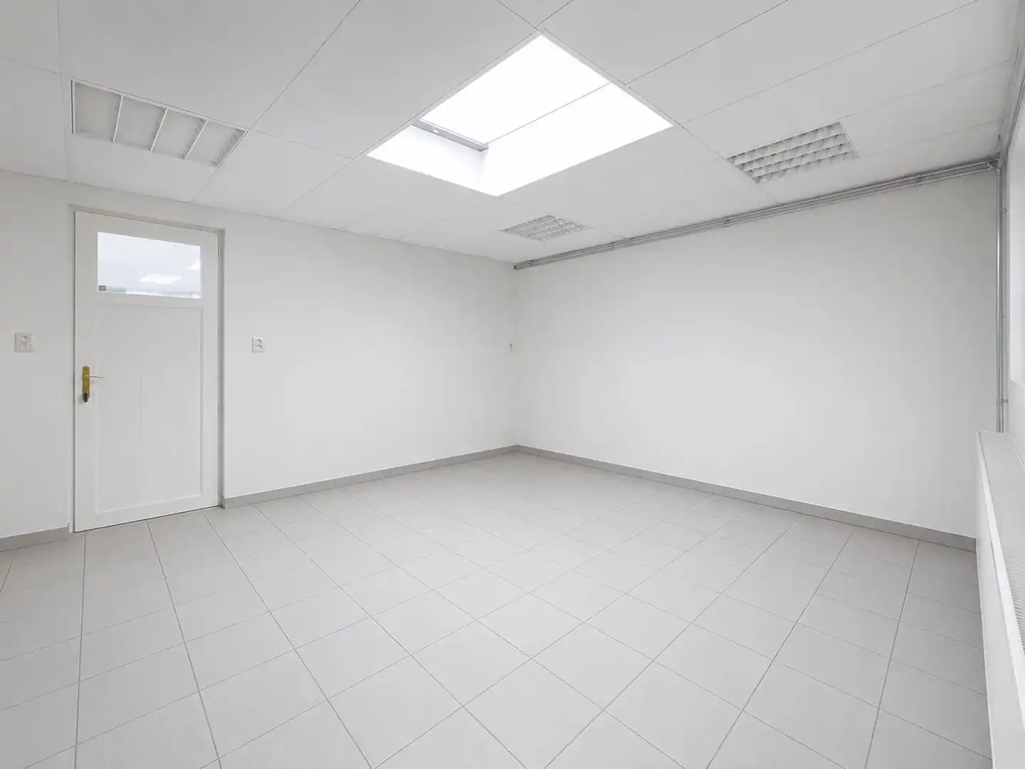 RUIM COMMERCIEEL GEBOUW VOORZIEN VAN TOONZAAL, KANTOREN TE HERK-DE-STAD foto 2