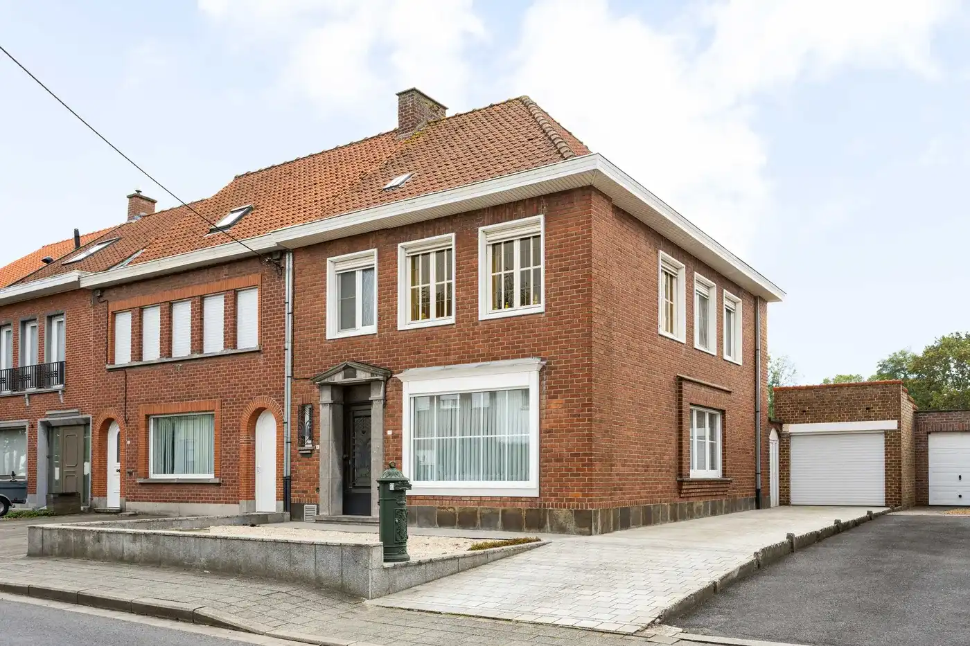 Ruime gezinswoning met garage in Zwevegem foto {{pictureIndex}}