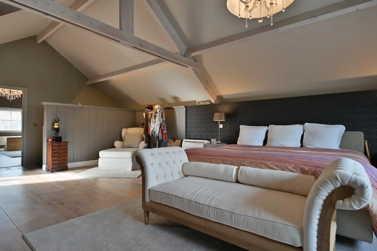 Royale, karaktervolle woning met 5 slaapkamers en 4 badkamers aan de grens met Maastricht foto 17