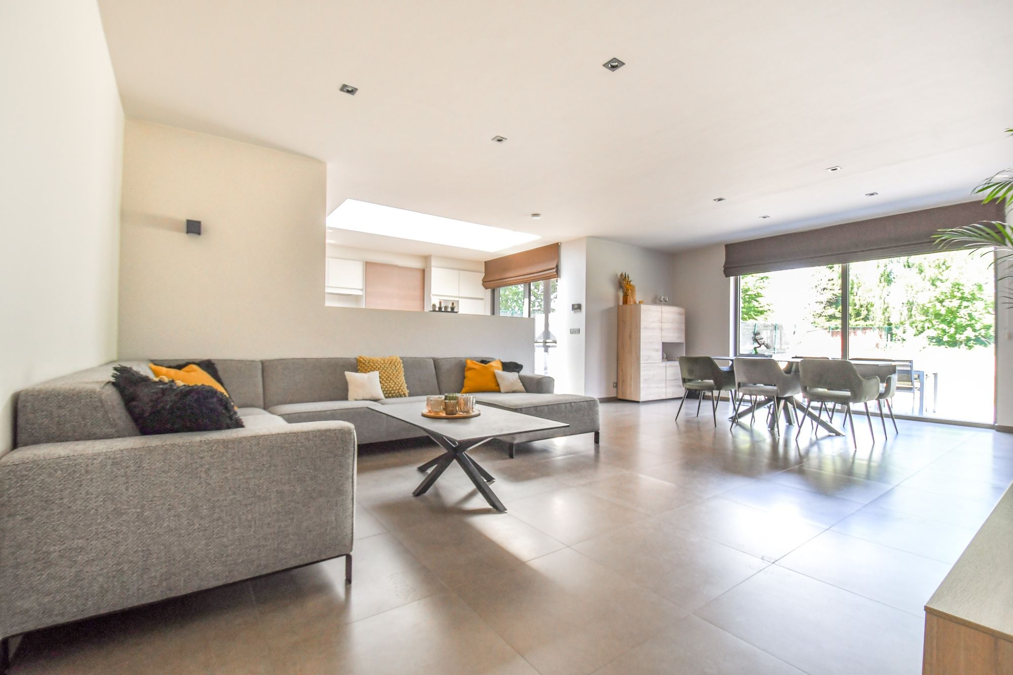 Recent hedendaags ingerichte woning in centrum Knesselare foto 4