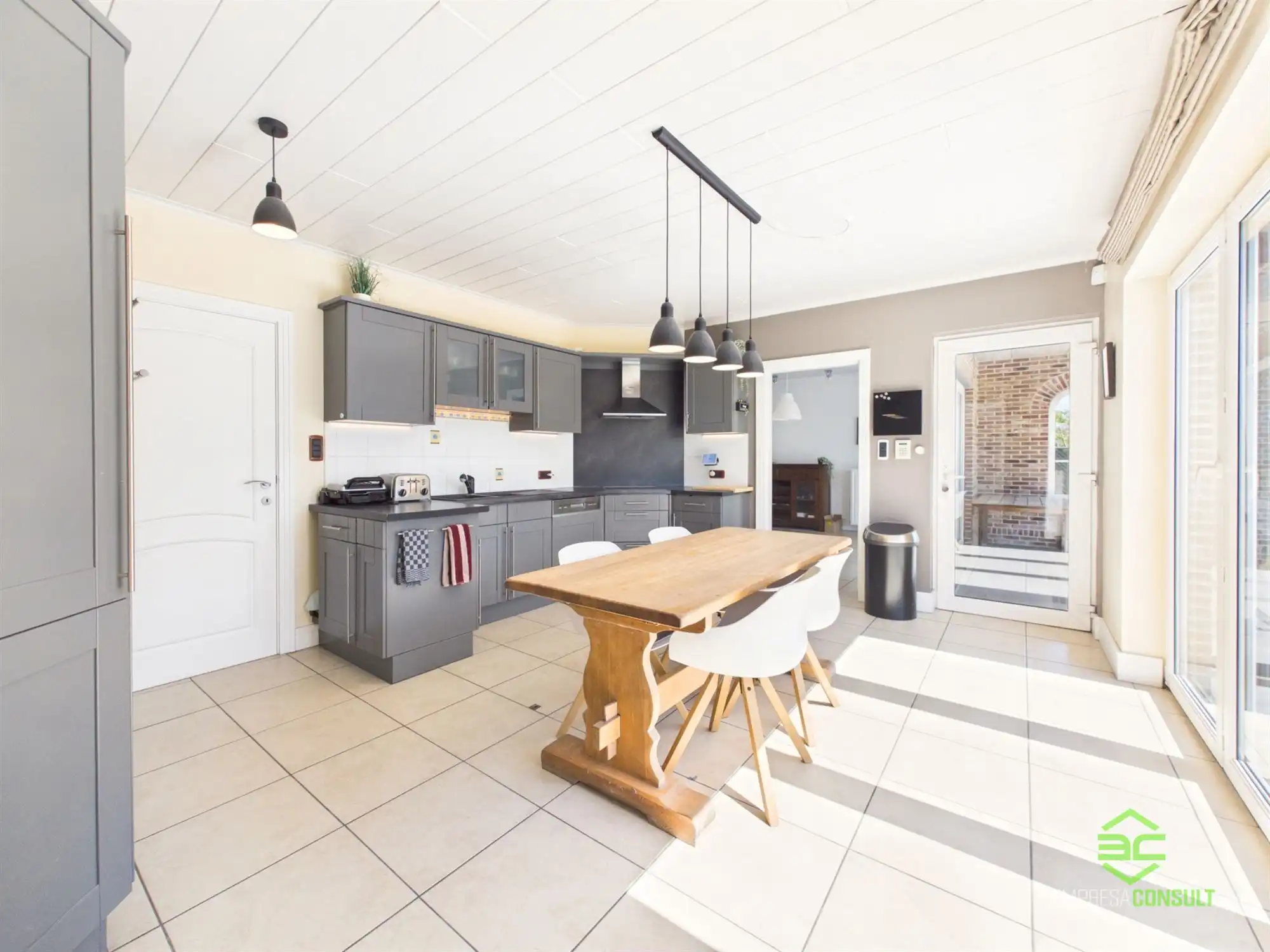 Ruime woning met 4/5 slpk en dubbele garage op 12a 50ca! foto 10
