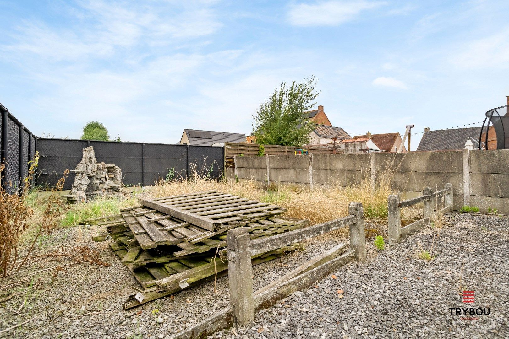 Centraal gelegen, halfopen woning met kleine loods en garage. foto 19