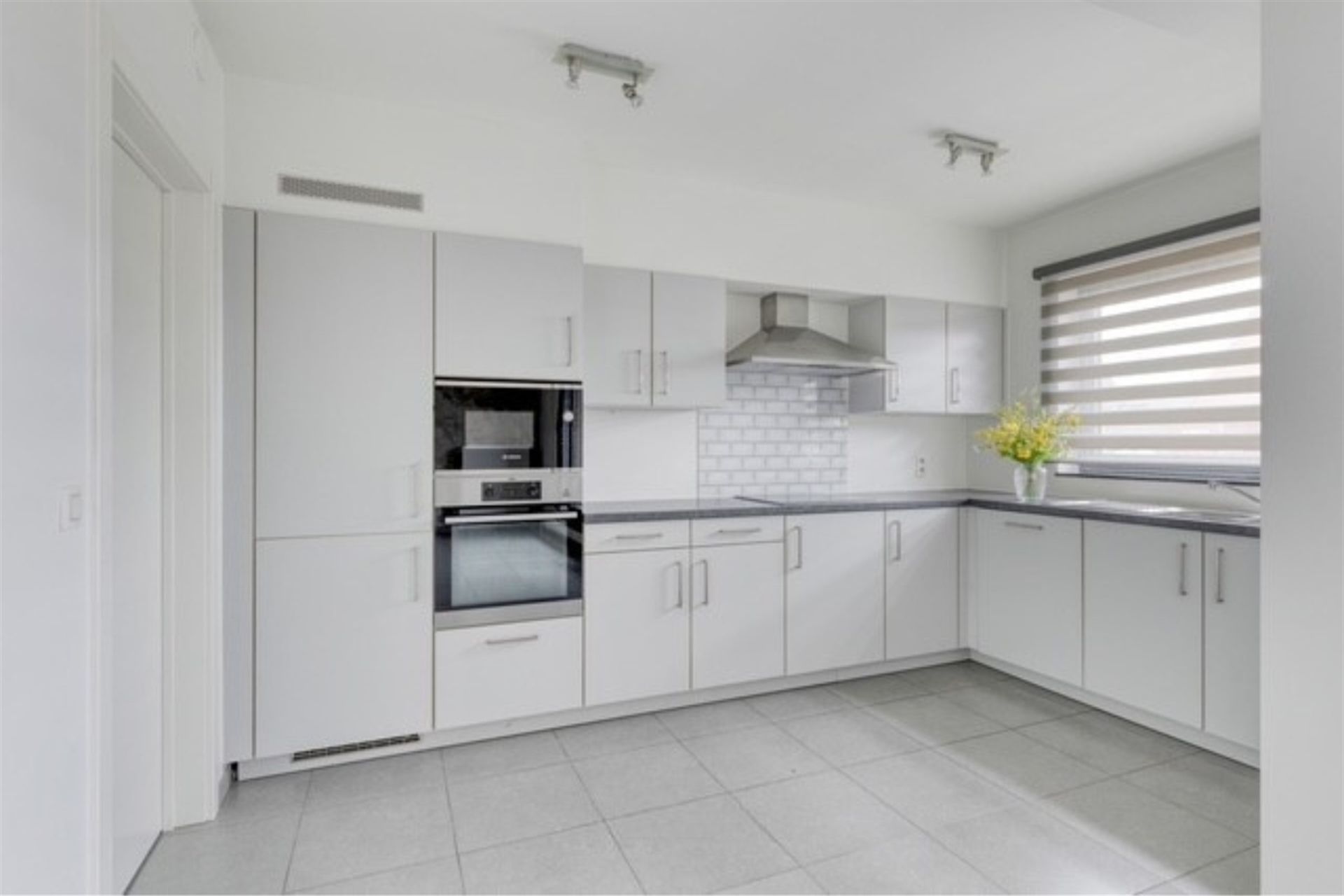 2 Kamer appartement met garagebox in Merchtem centrum foto {{pictureIndex}}