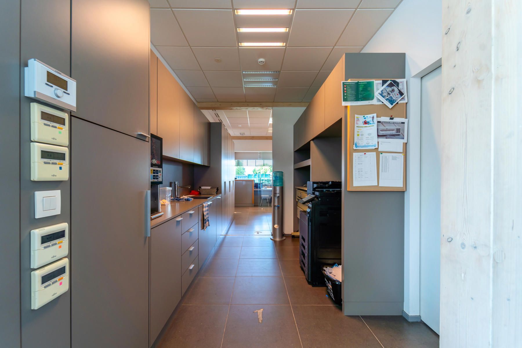 Multifunctioneel gebouw - hoge afwerkingsgraad - goede verbinding E313/E314. foto 21