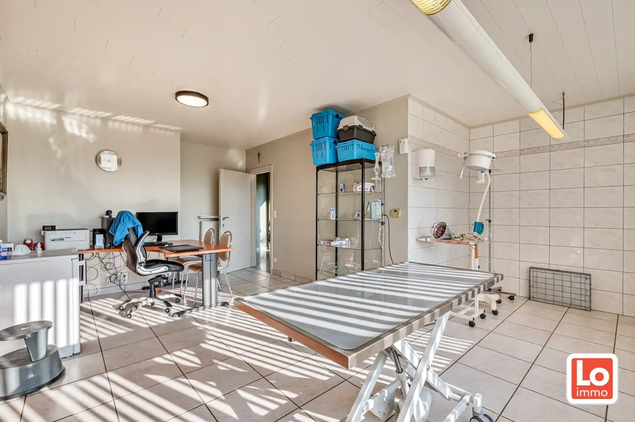 VERKOCHT!! Heel ruime degelijke open woning met praktijkruimte, inpandige garage en ruime gerenoveerde schuur met heel wat potentieel gelegen op een gemakkelijk bereikbare locatie tussen Oostakker en Lochristi! foto 31