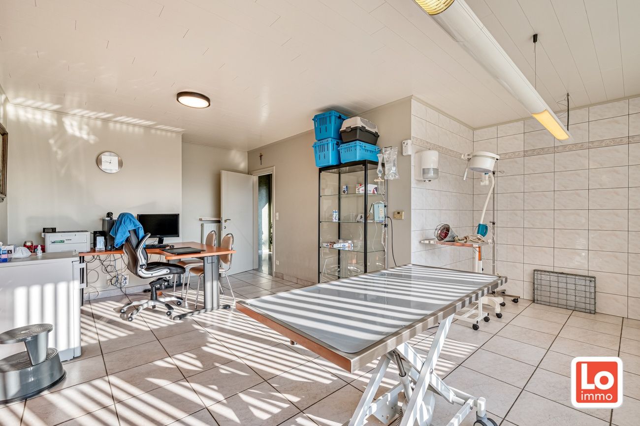 VERKOCHT!! Heel ruime degelijke open woning met praktijkruimte, inpandige garage en ruime gerenoveerde schuur met heel wat potentieel gelegen op een gemakkelijk bereikbare locatie tussen Oostakker en Lochristi! foto 31