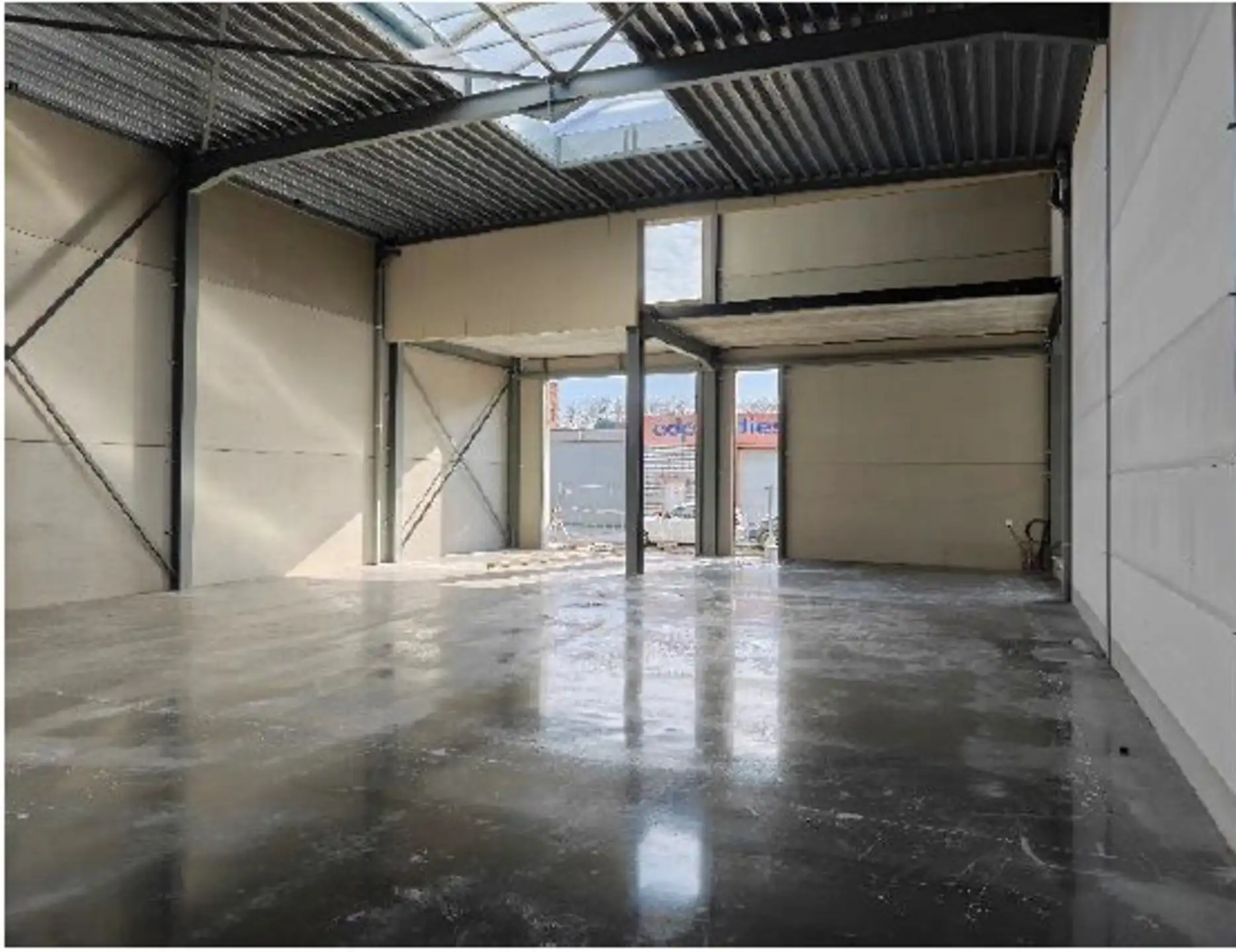 KMO - unit van 312 m². foto {{pictureIndex}}