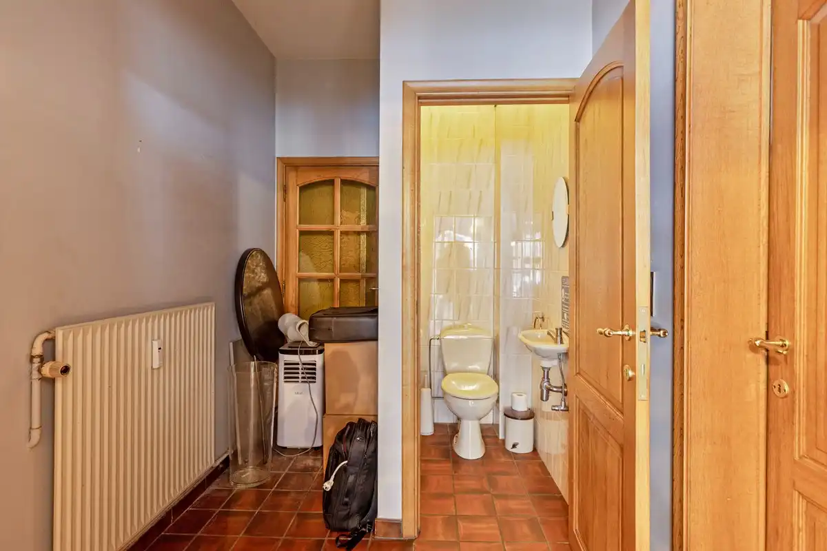 Handelruimte op centraal plein in Lembeek foto 5