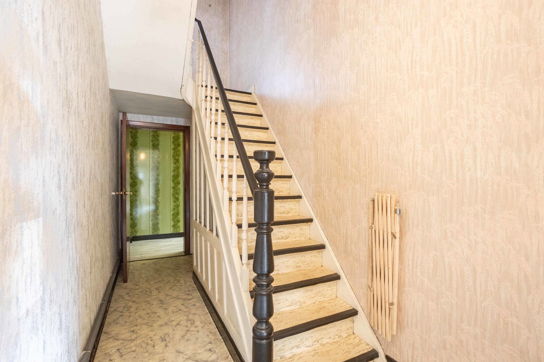 Te renoveren rijwoning met 3 slpk te Aalst! foto 3