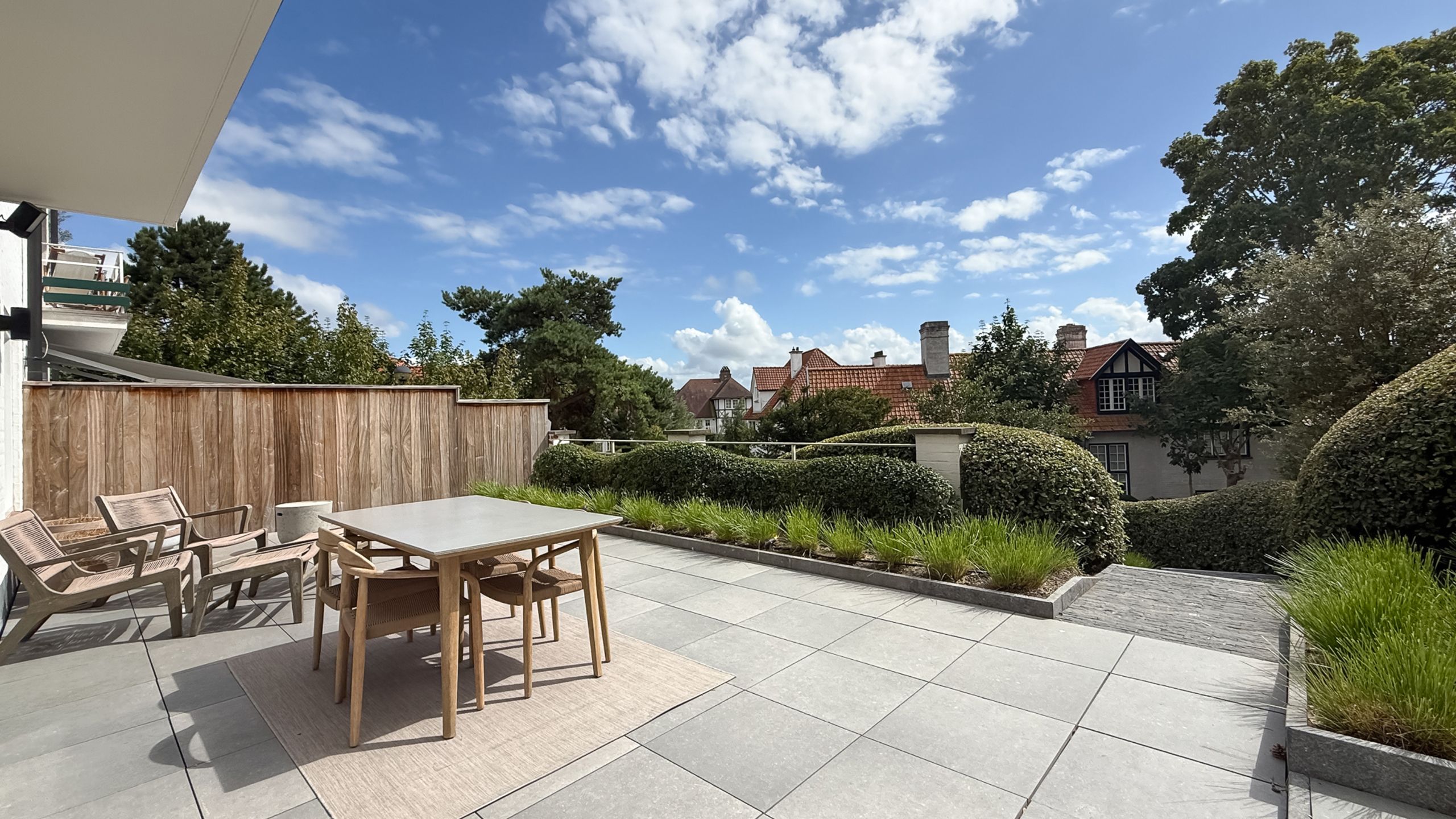 Luxueus tuinappartement met zonovergoten terrassen... foto {{pictureIndex}}