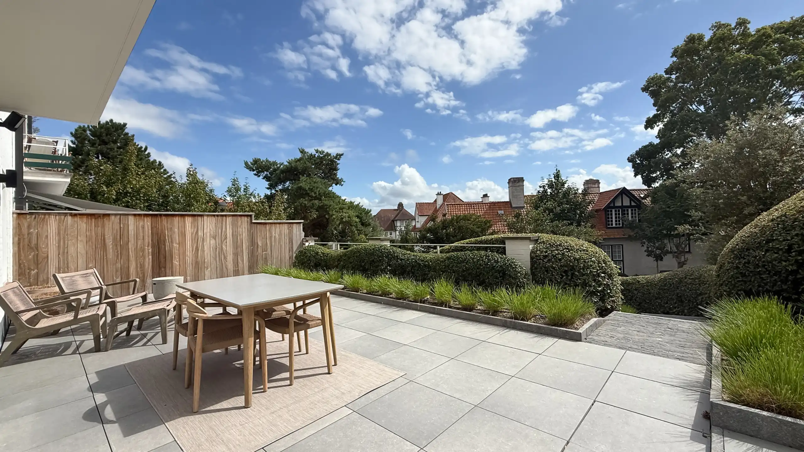 Luxueus tuinappartement met zonovergoten terrassen... foto {{pictureIndex}}