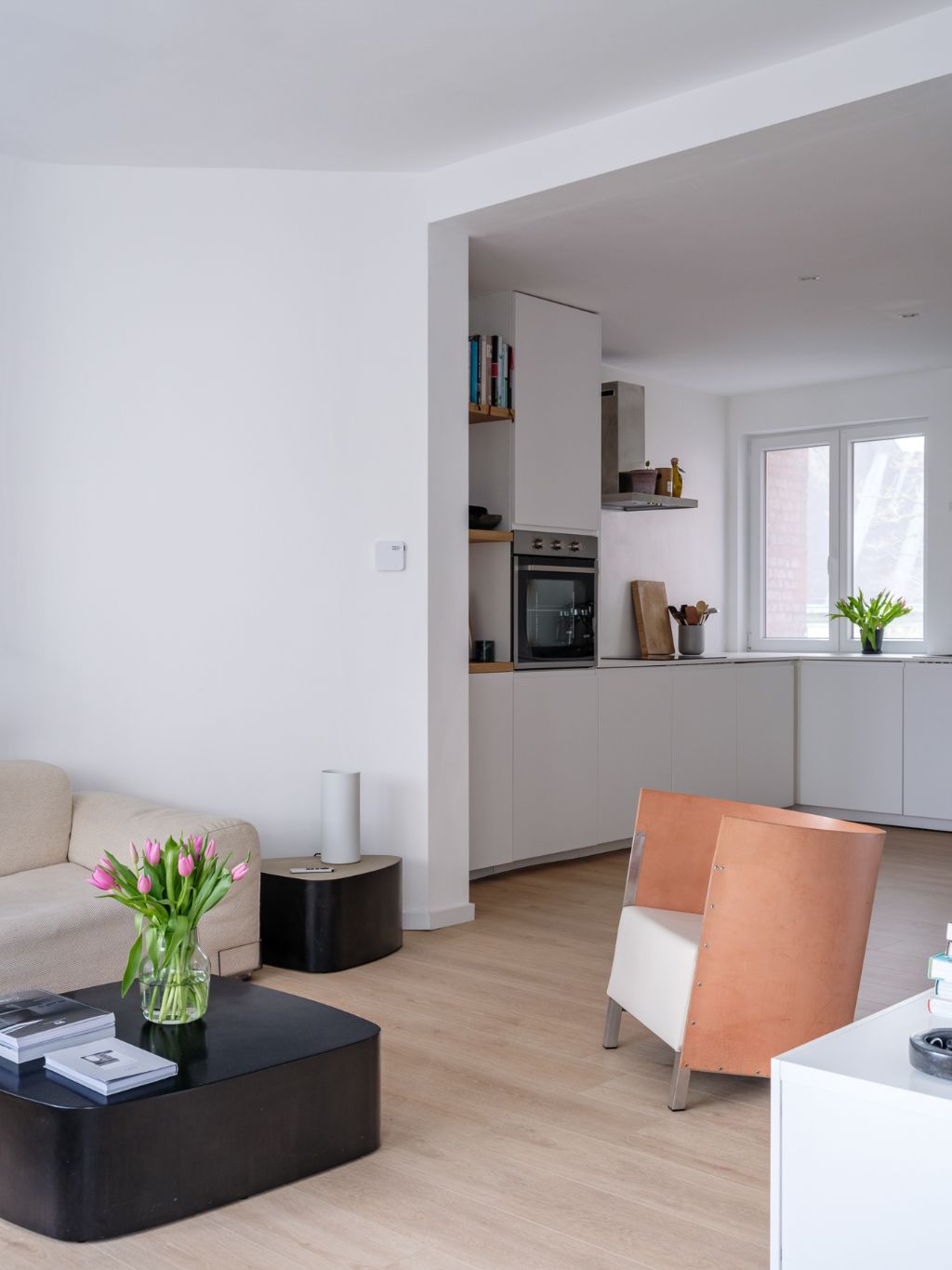 Stijlvol en lichtrijk 2-slaapkamer appartement met terras op wandelafstand van het historisch centrum. foto 7