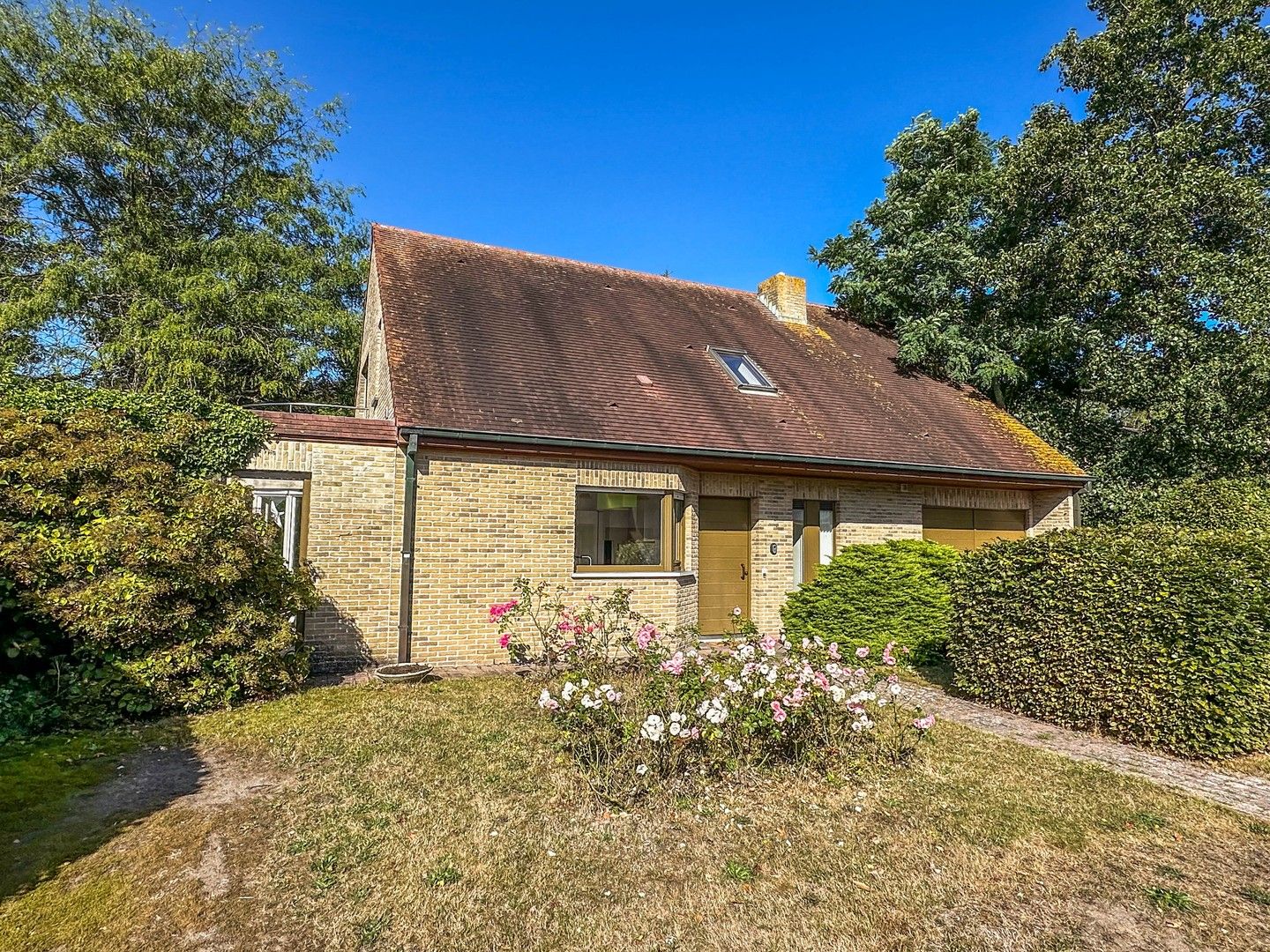 Zonovergoten alleenstaande villa met grote prachtige tuin (1.002m²). foto {{pictureIndex}}