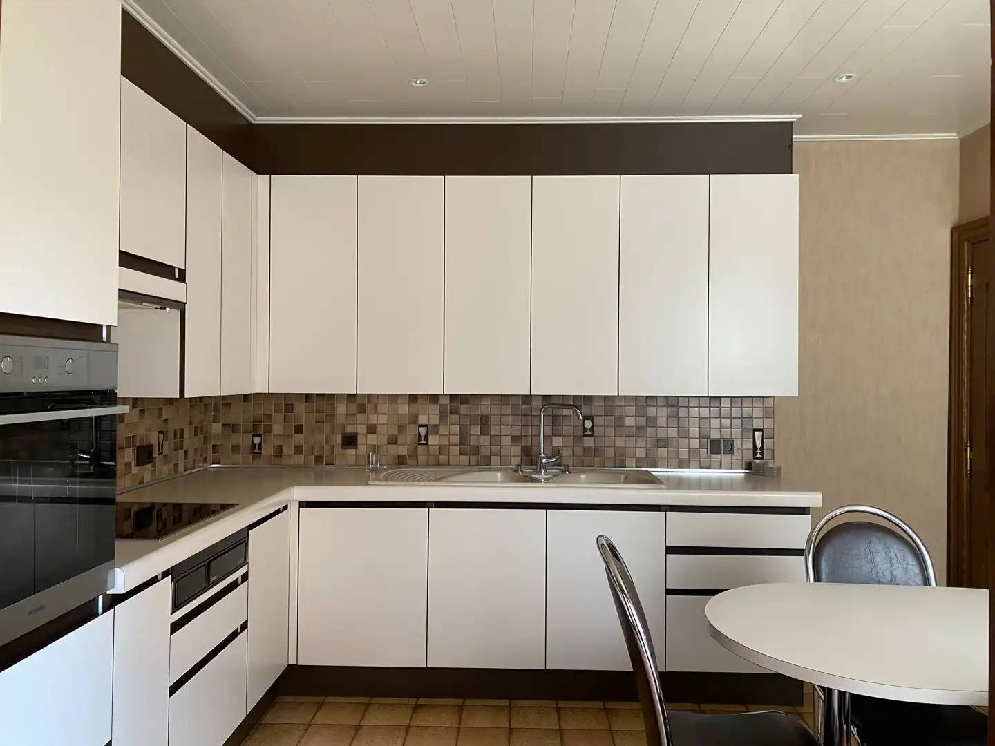 Authentieke bungalow met inpandige garage en grote tuin foto 6