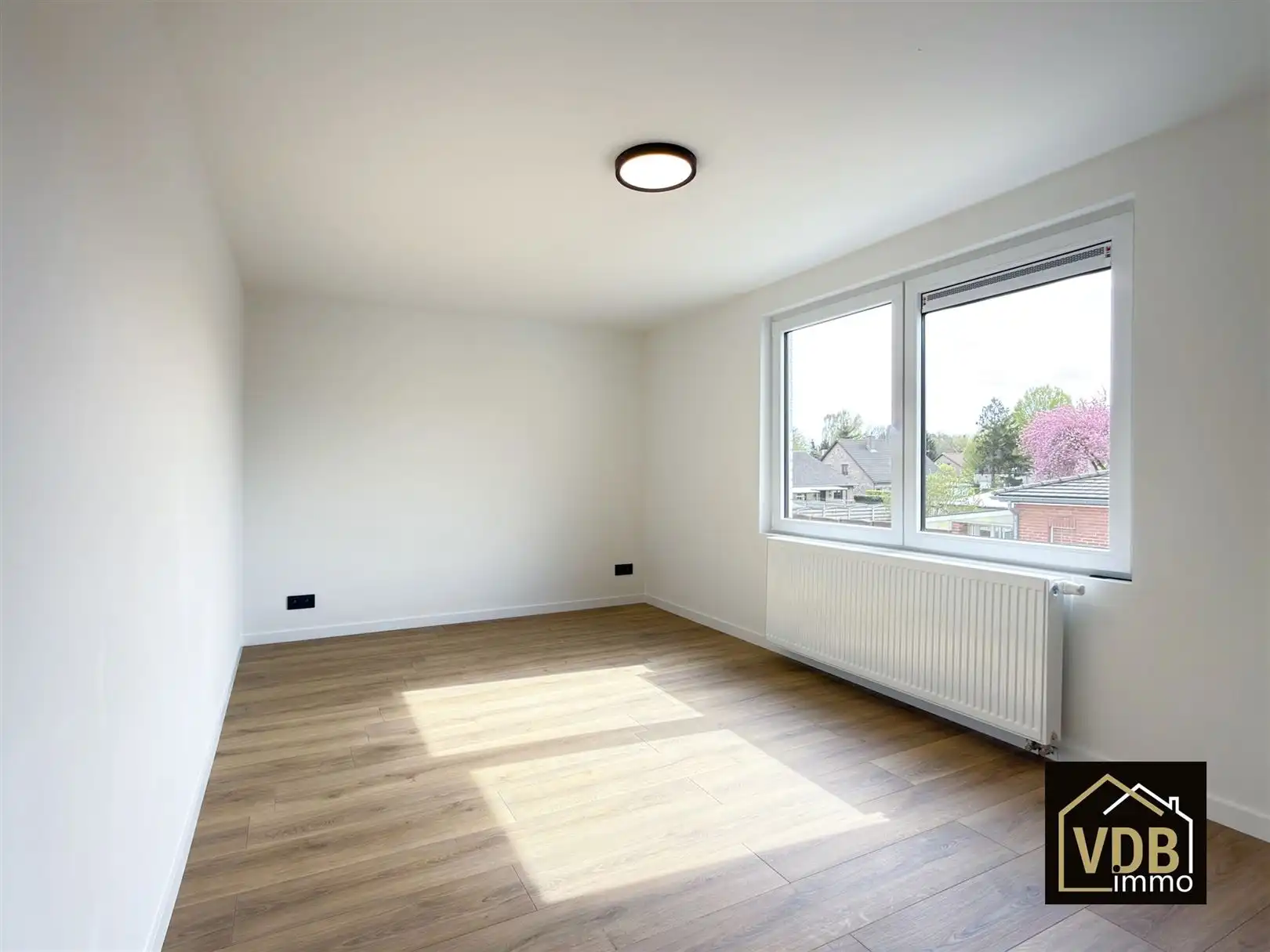 HALF OPEN BEBOUWING MET 4 SLAAPKAMERS EN GROTE GARAGE foto 27