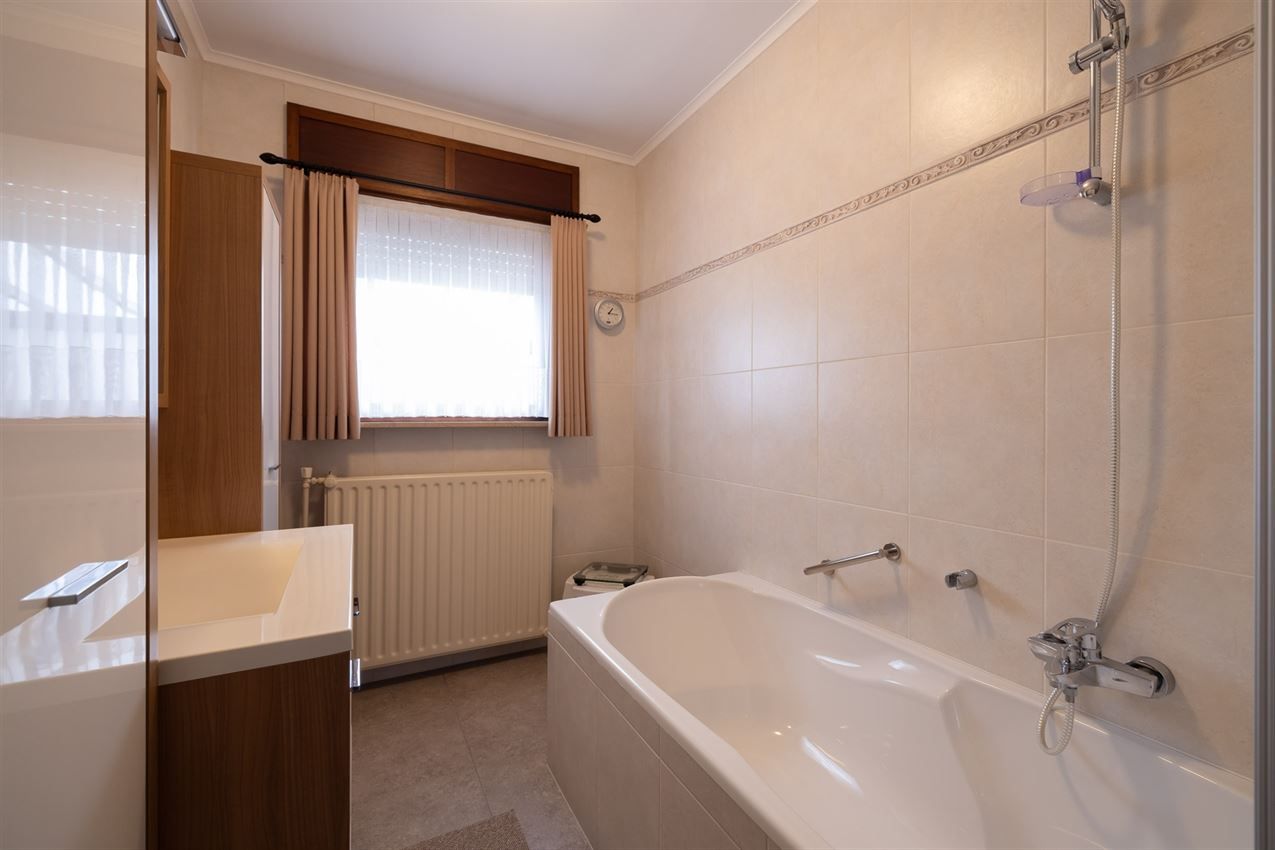 Netjes onderhouden woning op 11a95 grenzend aan agrarisch gebied foto 20