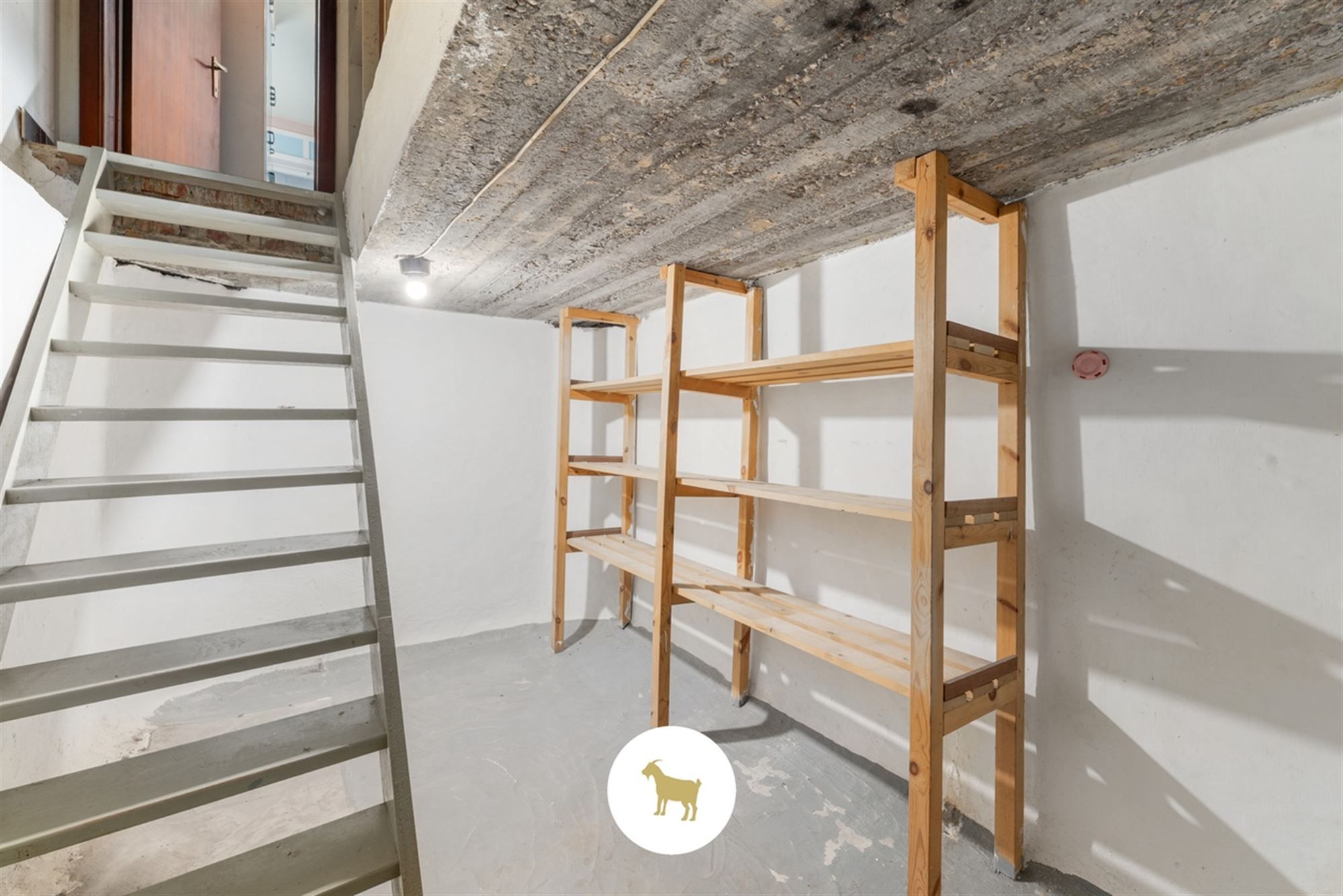 Te renoveren HALFOPEN WONING met 3 SLAAPKAMERS en GARAGE op een ruim PERCEEL GROND van 843m² foto 18