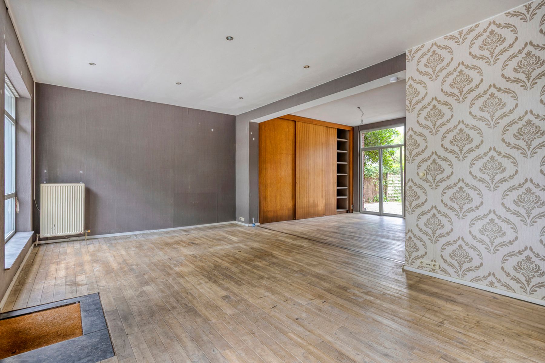 Ruim renovatieproject (226m²) met tuin aan kanaal foto 9