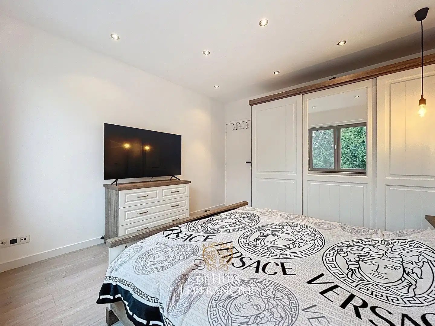 Trendy hi-tech appartement in hartje Edegem te koop foto 12