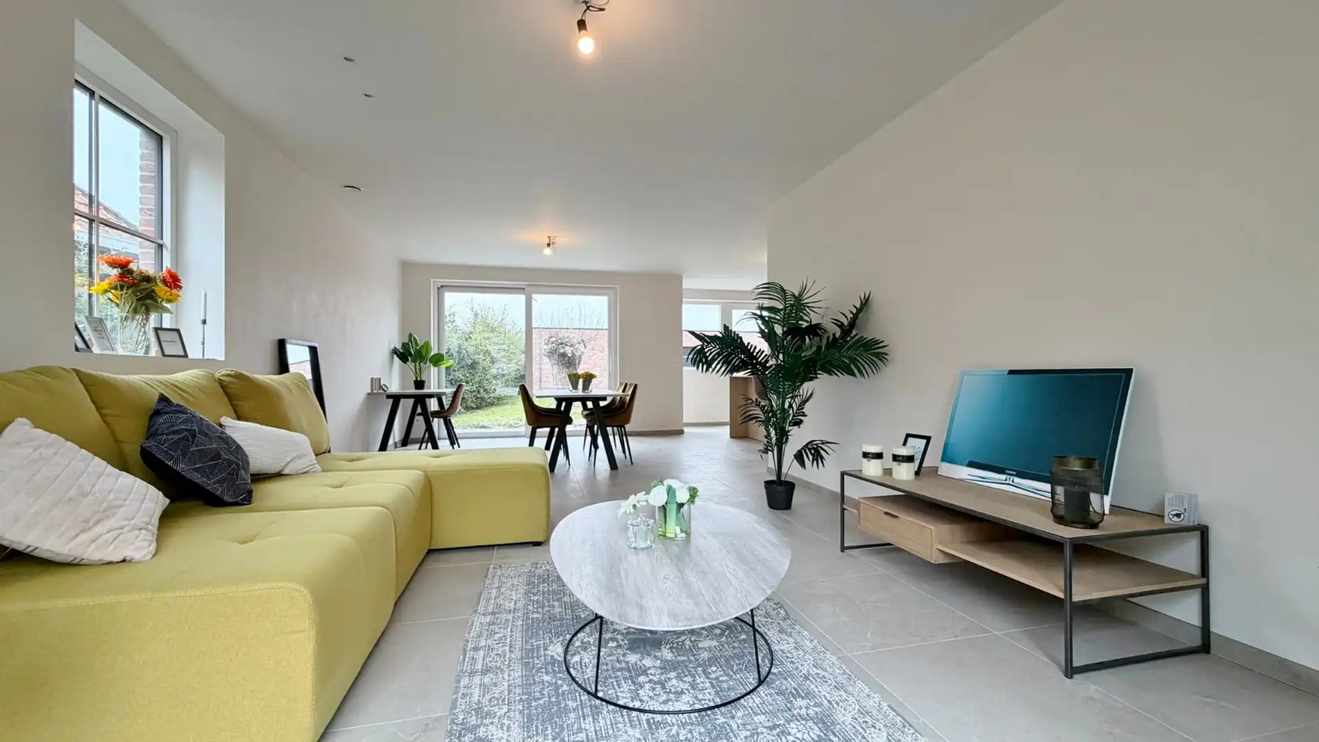 Halfopen karaktervolle nieuwbouwwoning met dubbele garage en tuin. ( 6%btw mogelijk ) foto 3