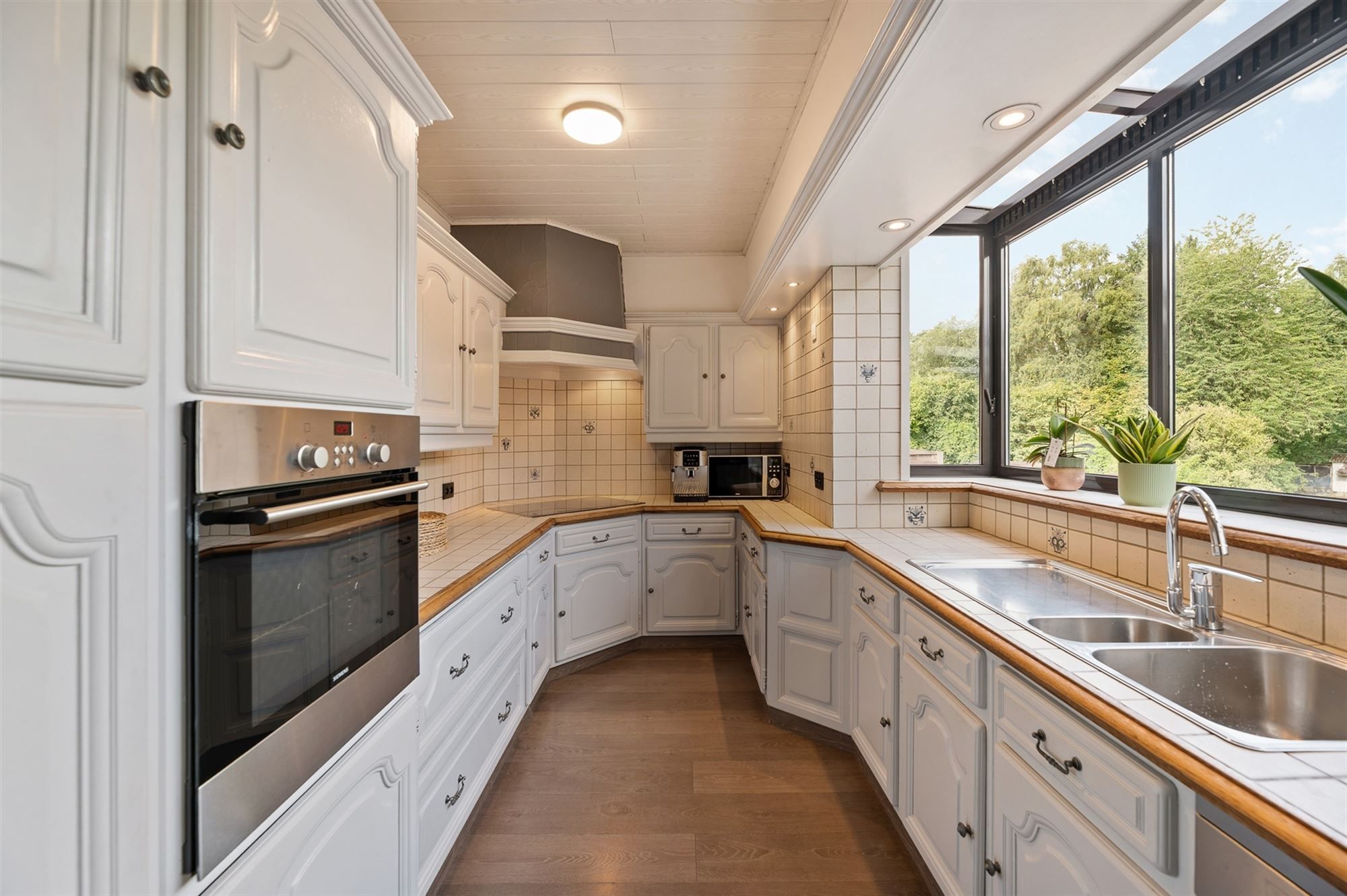 ZEER RUIME EN RECENT GERENOVEERDE WONING OP EEN PERCEEL VAN 2367m² UITGERUST MET EEN VERGUNDE PAARDENSTAL EN ACHTERLIGGENDE WEIDE foto 9